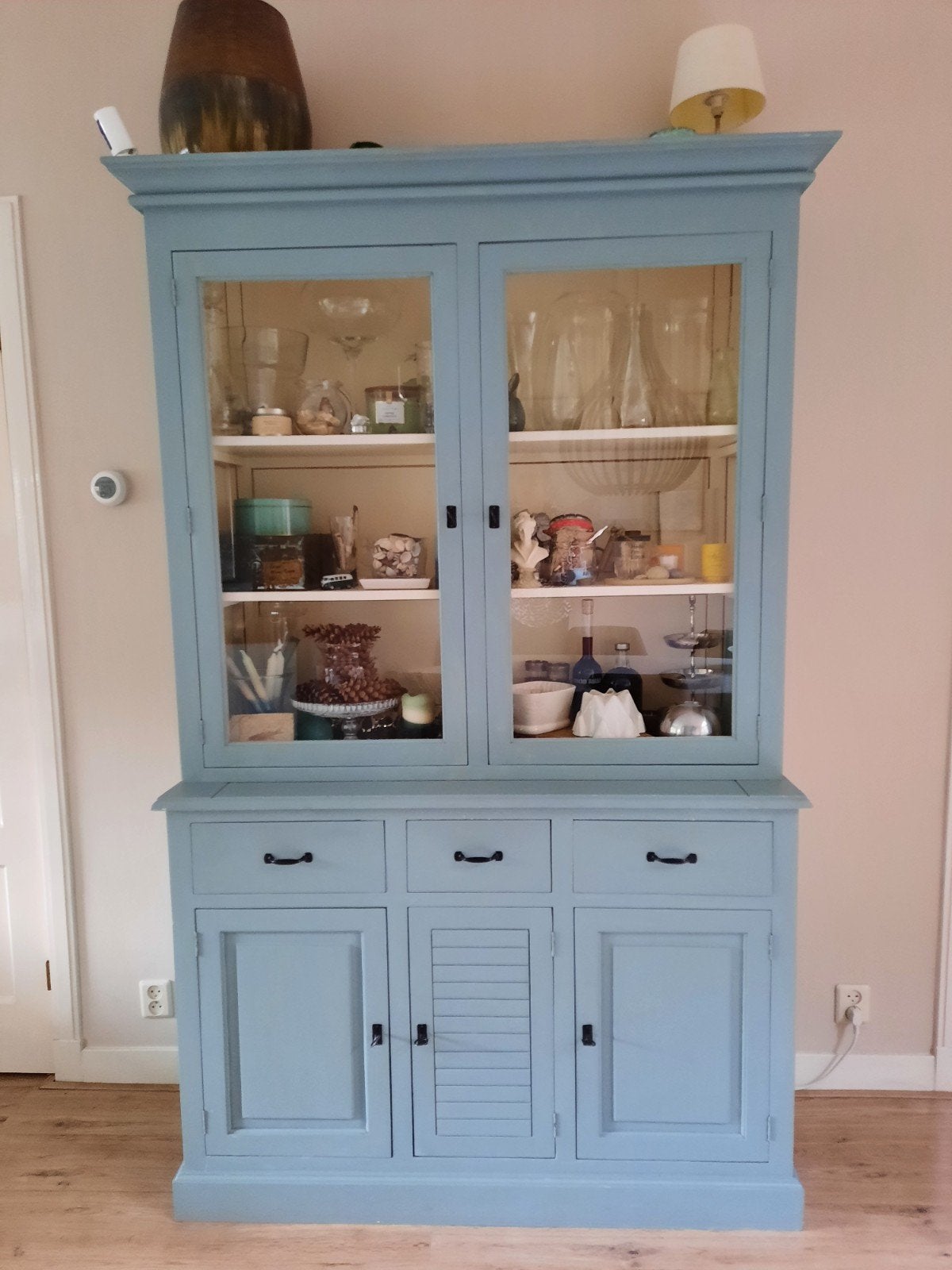 Houten blauw groene buffetkast met glasdeuren bovenkant, Ophalen, Gebruikt, 100 tot 150 cm, 200 cm of meer