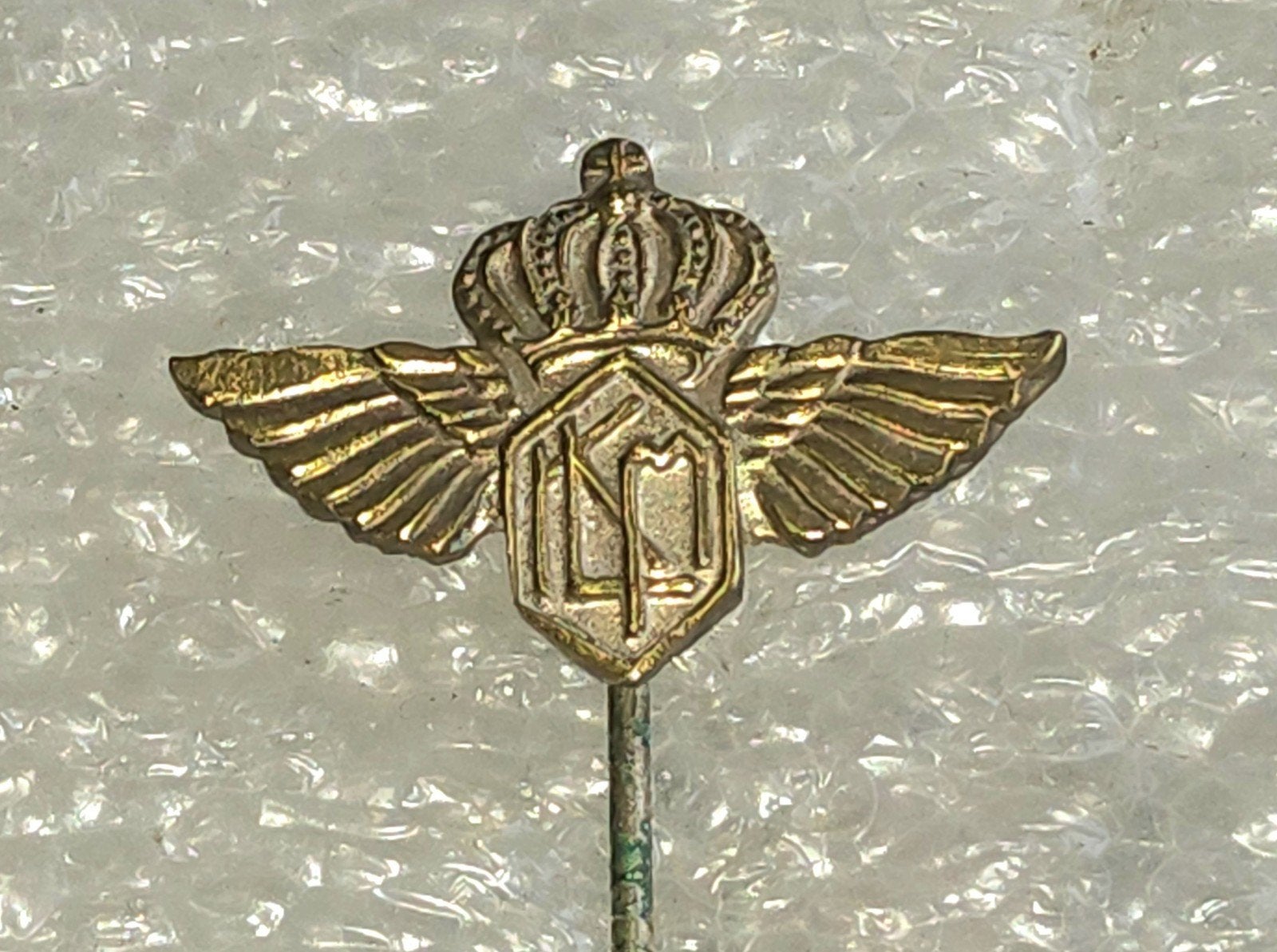 Vintage Speldje met Kroon en Vleugels, Ophalen of Verzenden, Gebruikt, Overige onderwerpen, Speldje of Pin