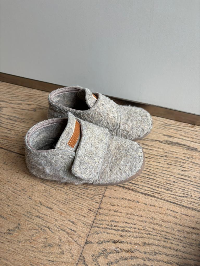 Shoesme pantoffels taupe - maat 26, Kinderen en Baby's, Ophalen of Verzenden, Zo goed als nieuw, Jongetje of Meisje, Slofjes