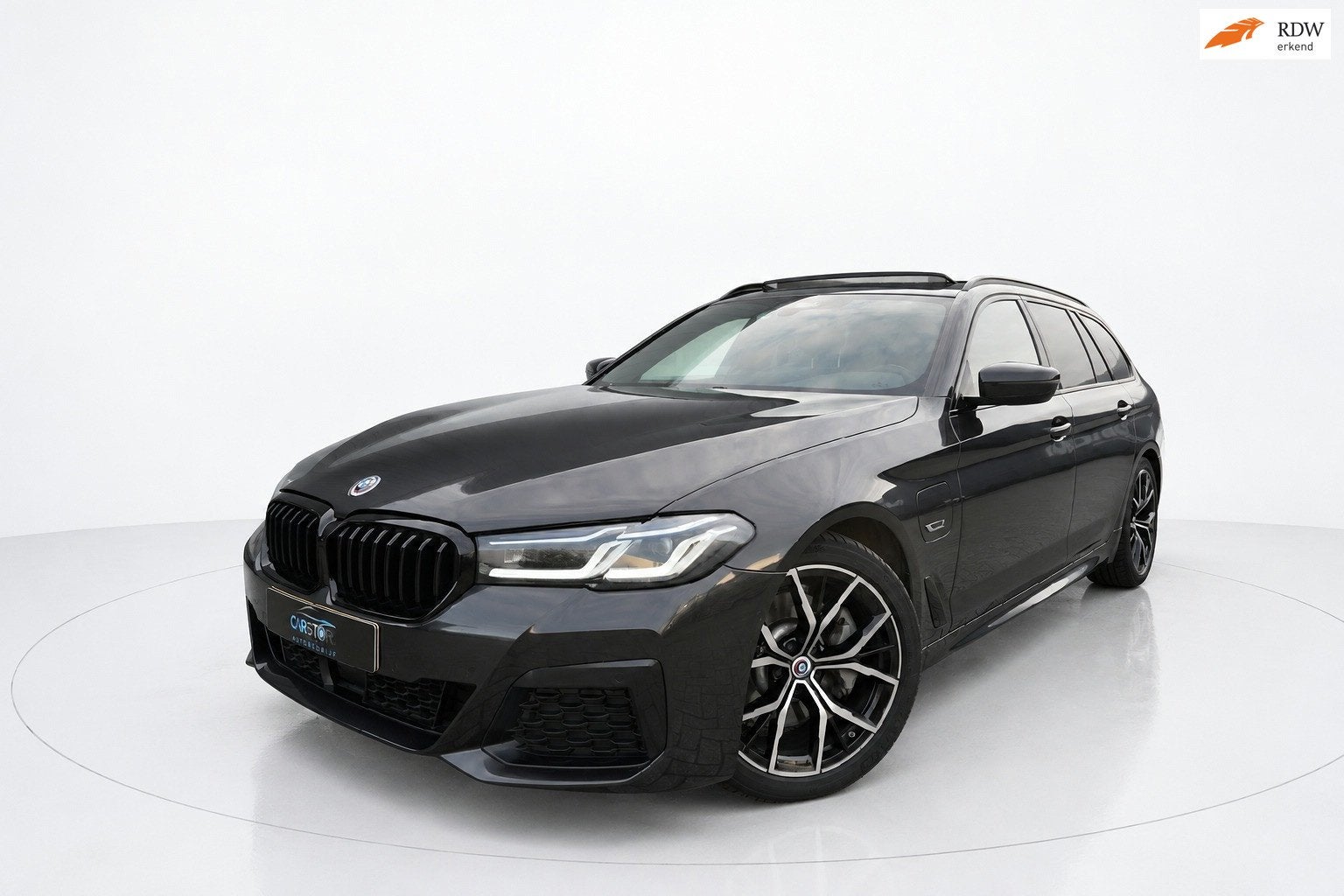 BMW 5-serie Touring 530e M SPORT LASER PANO SFEER ACC NAP, Auto's, Achterwielaandrijving, Gebruikt, Euro 6, 4 cilinders