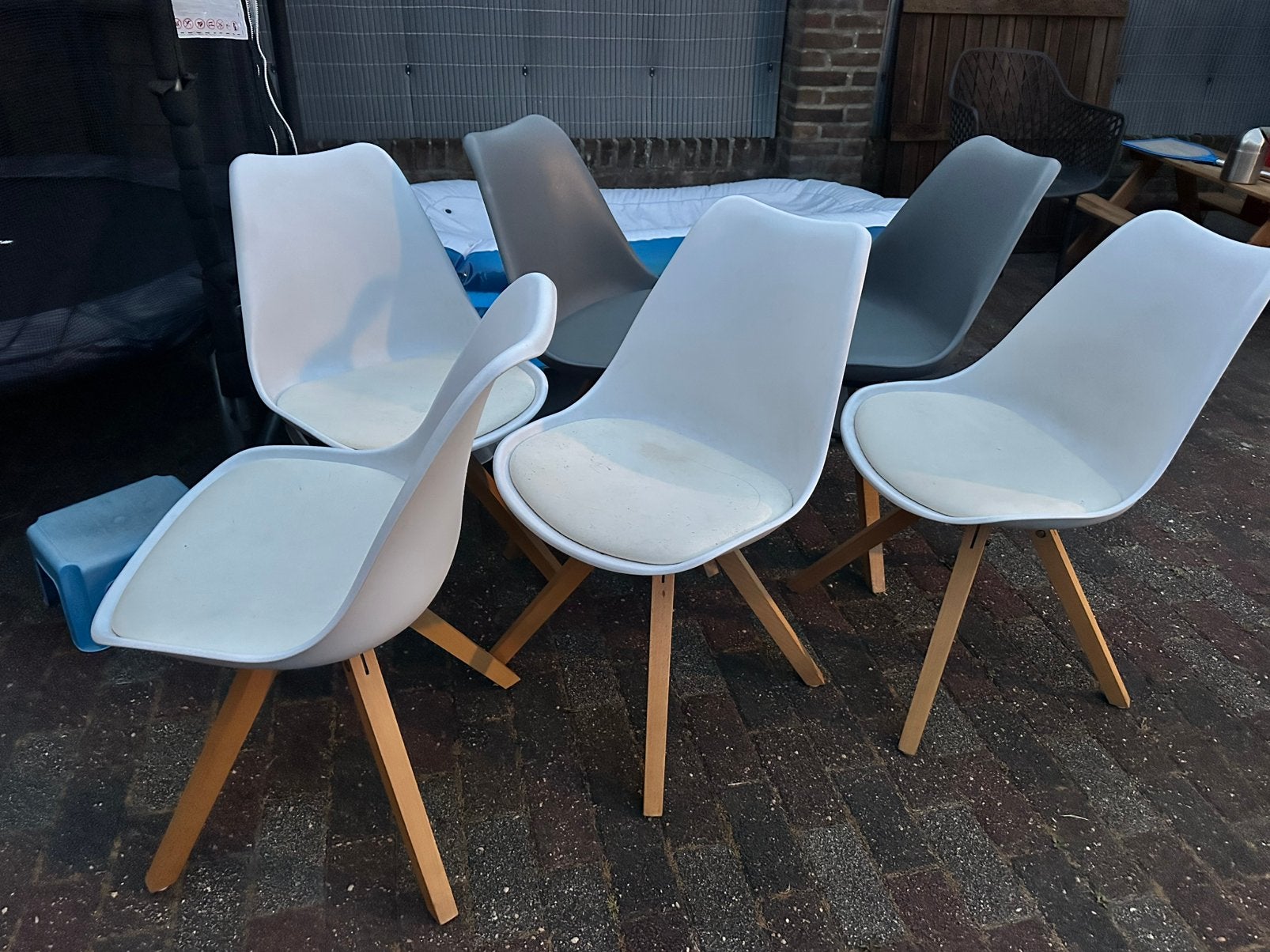6 gebruikte witte en grijze kuipstoelen gratis af te halen, Huis en Inrichting, Stoelen, Gebruikt, Wit, Kuip, Vijf, Zes of meer stoelen