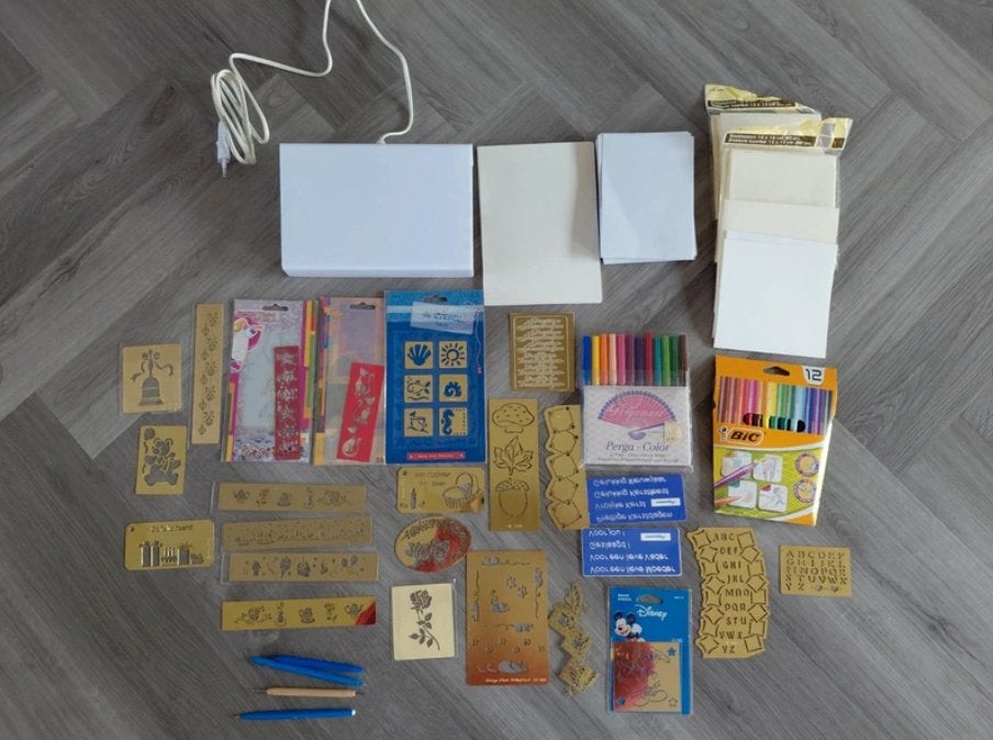 Grote embossing / stencil set met lichtbak, Hobby en Vrije tijd, Kaarten | Zelf maken, Zo goed als nieuw, Pons of Mal, Overige thema's