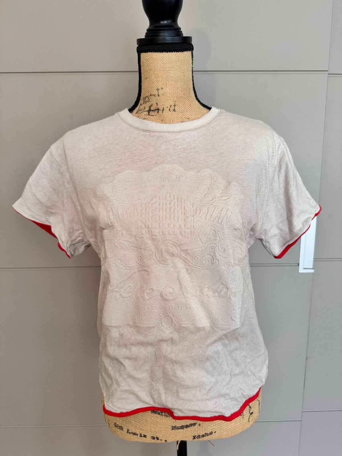 Acne Studios T-shirt met reliëfprint en rode details, Maat 38/40 (M), Beige, Ophalen of Verzenden, Korte mouw