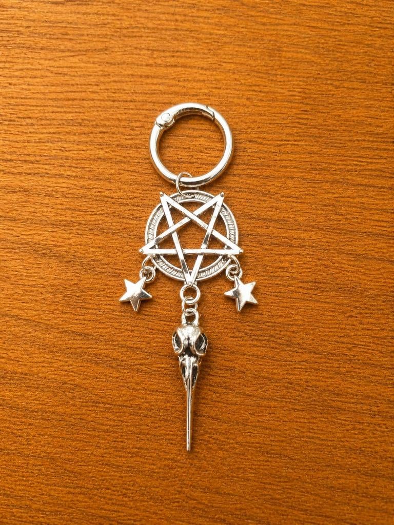 Gotische Sleutelhanger - Pentagram met Raafschedel (Nieuw), Overige materialen, Nieuw, Ophalen of Verzenden, Kruis of Symbool