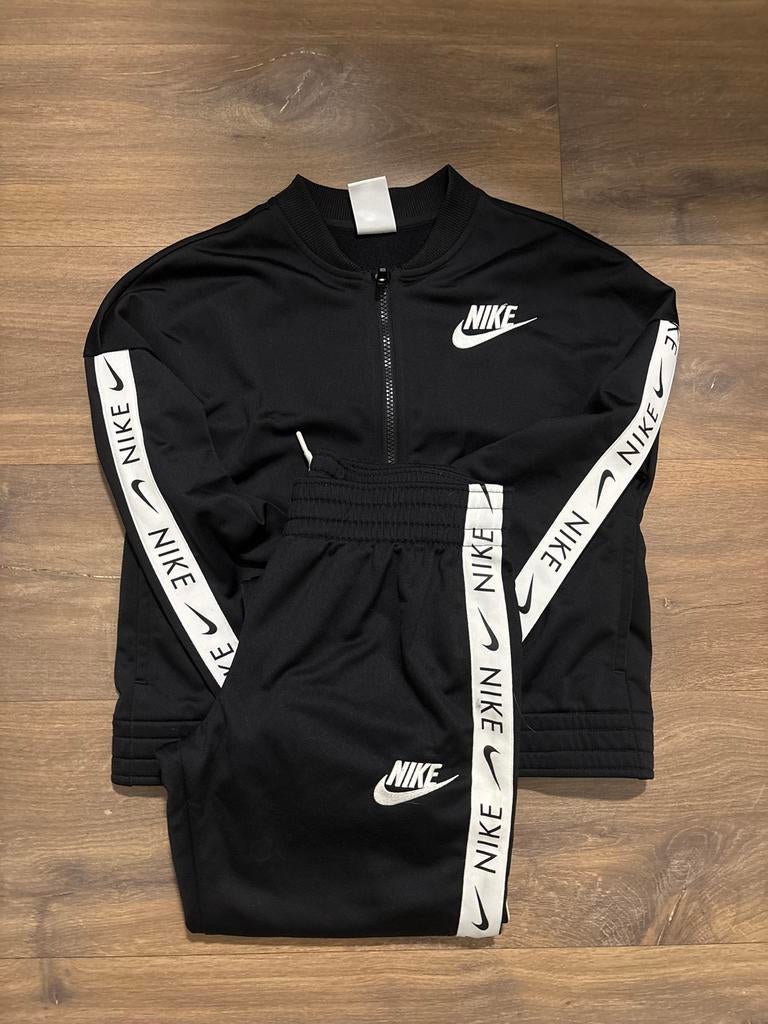 Nike Trainingspak Zwart - Maat 146-156 CM, Kinderen en Baby's, Kinderkleding | Maat 146, Zo goed als nieuw, Jongen of Meisje, Sport- of Zwemkleding