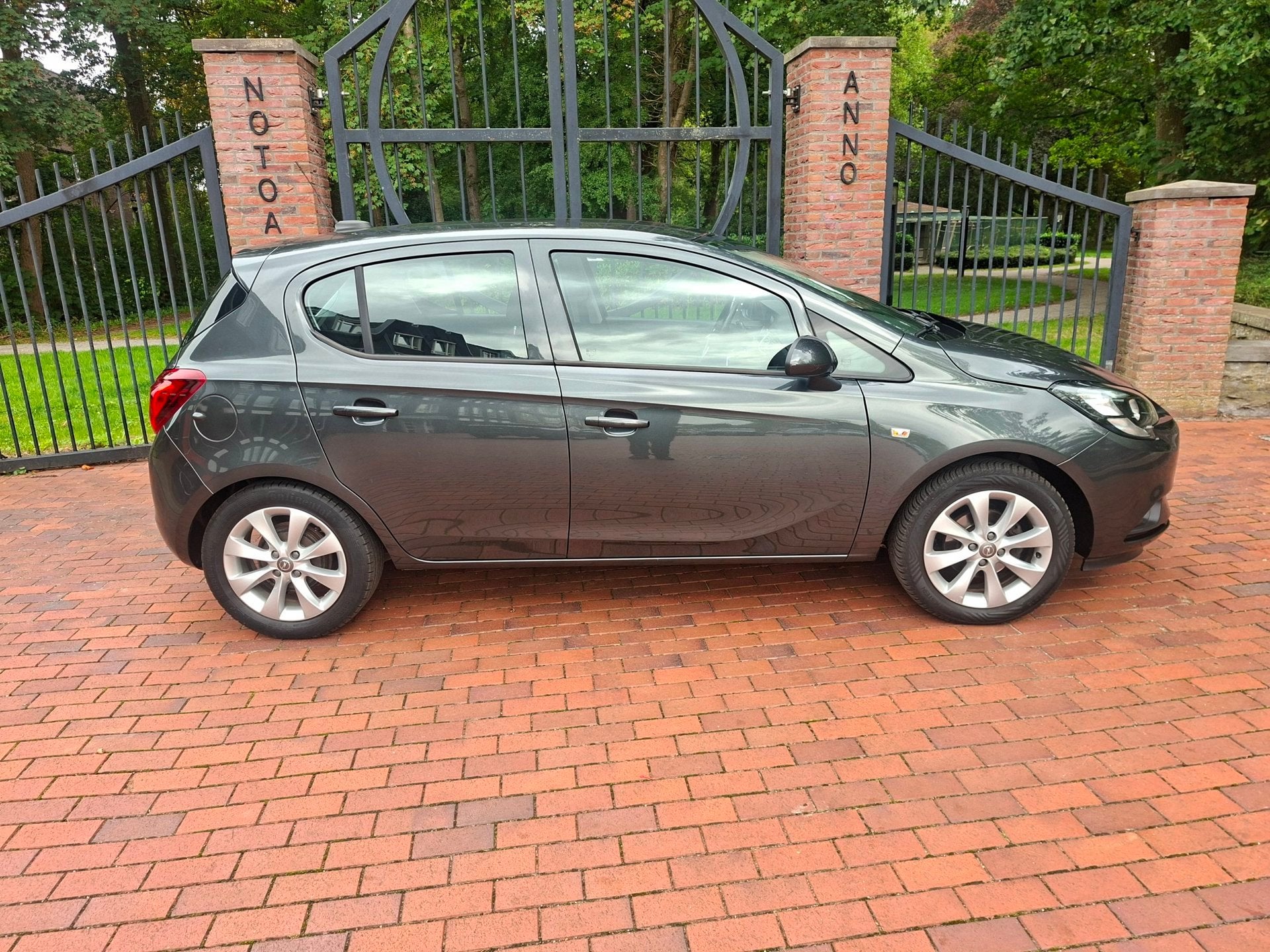 Foto 6 van Opel Corsa 1.4 Favourite 5 Deurs Airco Trekhaak Navigatie