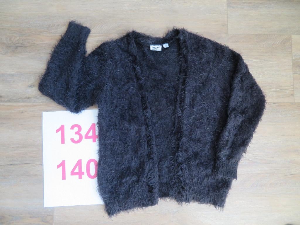 Zwart "Fluffy" vest in maat 134-140, Ophalen, Gebruikt, Meisje, Trui of Vest