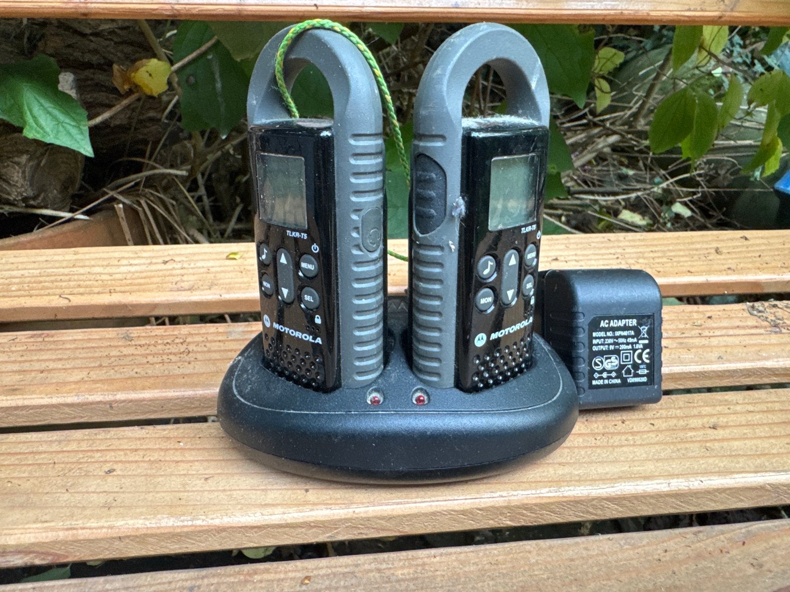 Motorola TLKR-T5 Walkie Talkies met defecte accu's, Ophalen of Verzenden, Niet werkend, Portofoon of Walkie-talkie