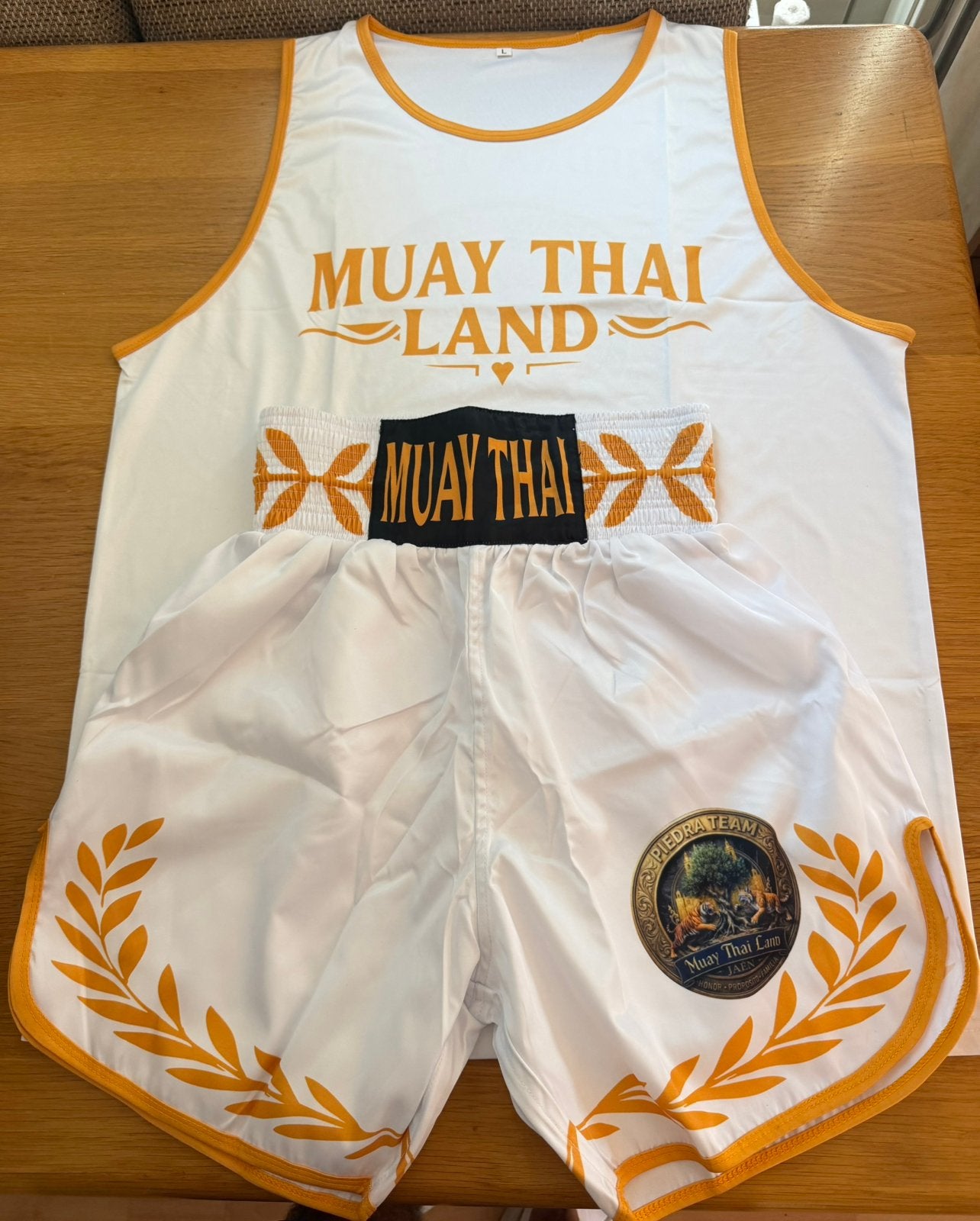 Muay Thai set White/Gold premium, Ophalen of Verzenden, Nieuw, Vechtsportkleding
