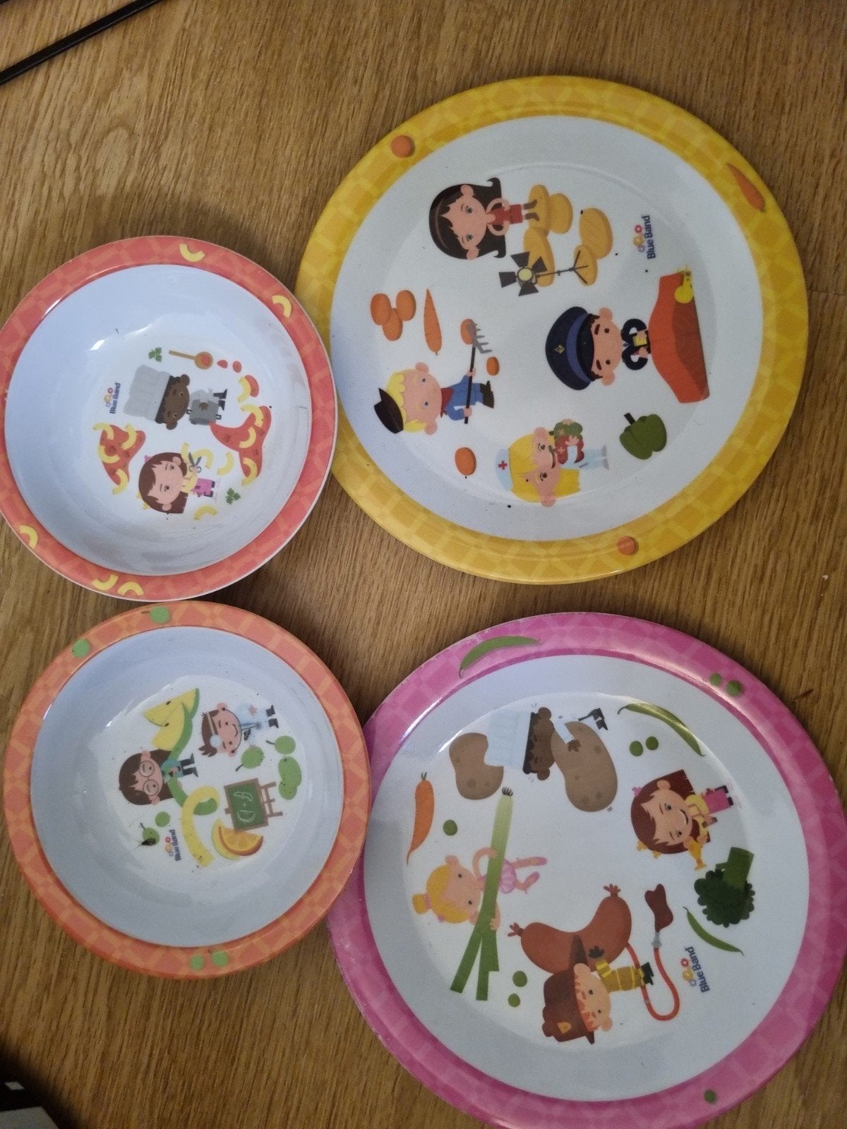 Leuk kinderservies met vrolijke afbeeldingen, Huis en Inrichting, Keuken | Servies, Kunststof, Gebruikt, Overige merken, Ophalen of Verzenden
