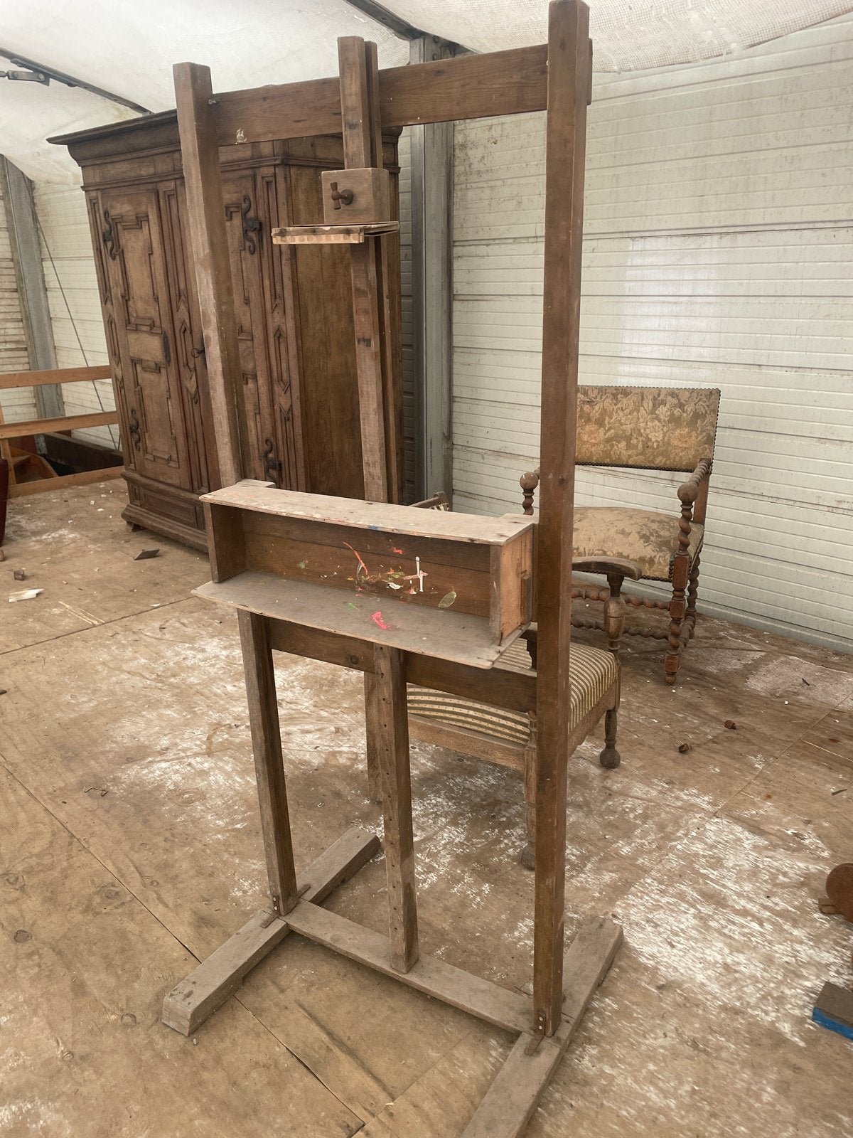 Oude houten schildersezel met verfspatten, Ophalen