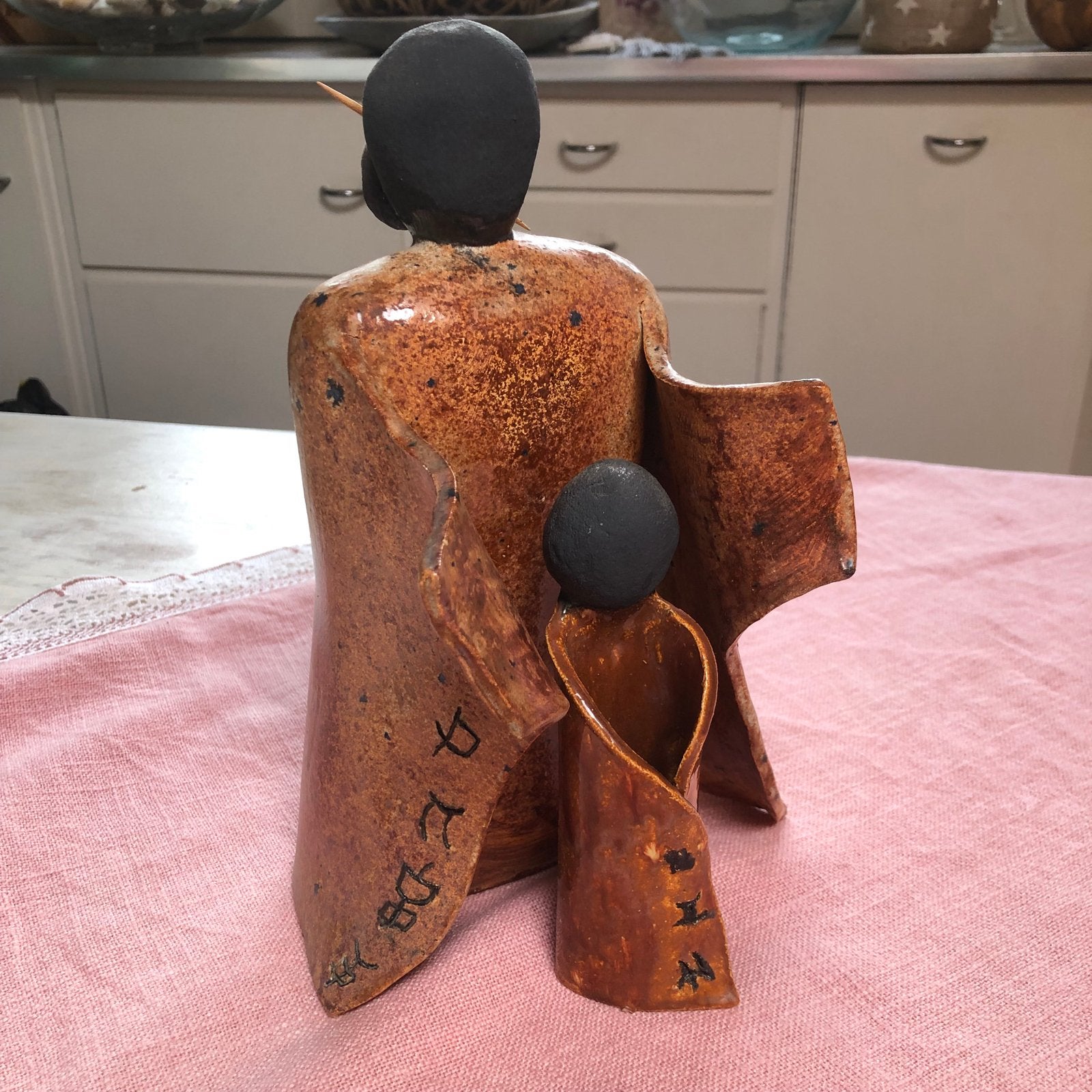Keramieken beeld moeder en kind, Antiek en Kunst, Groep mensen, Ophalen of Verzenden, Handgemaakt, 20 - 50 cm