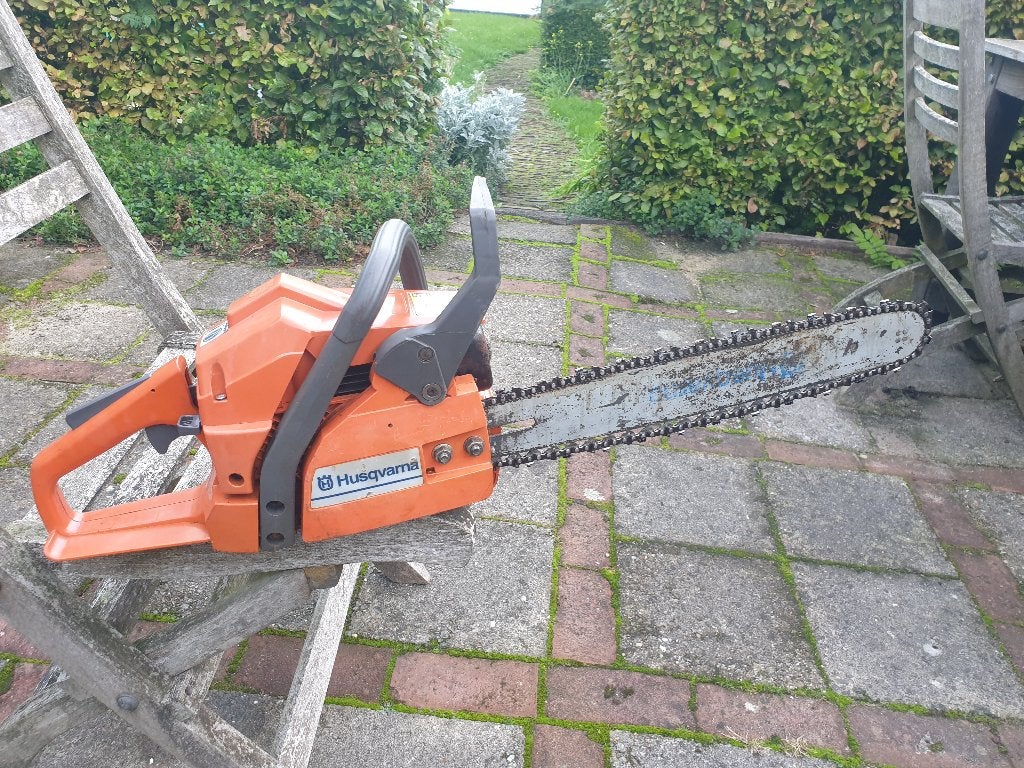 Husqvarna 136 kettingzaag met sleutel, boekje en volle tank, Ophalen of Verzenden, Gebruikt, Overige soorten, Husqvarna