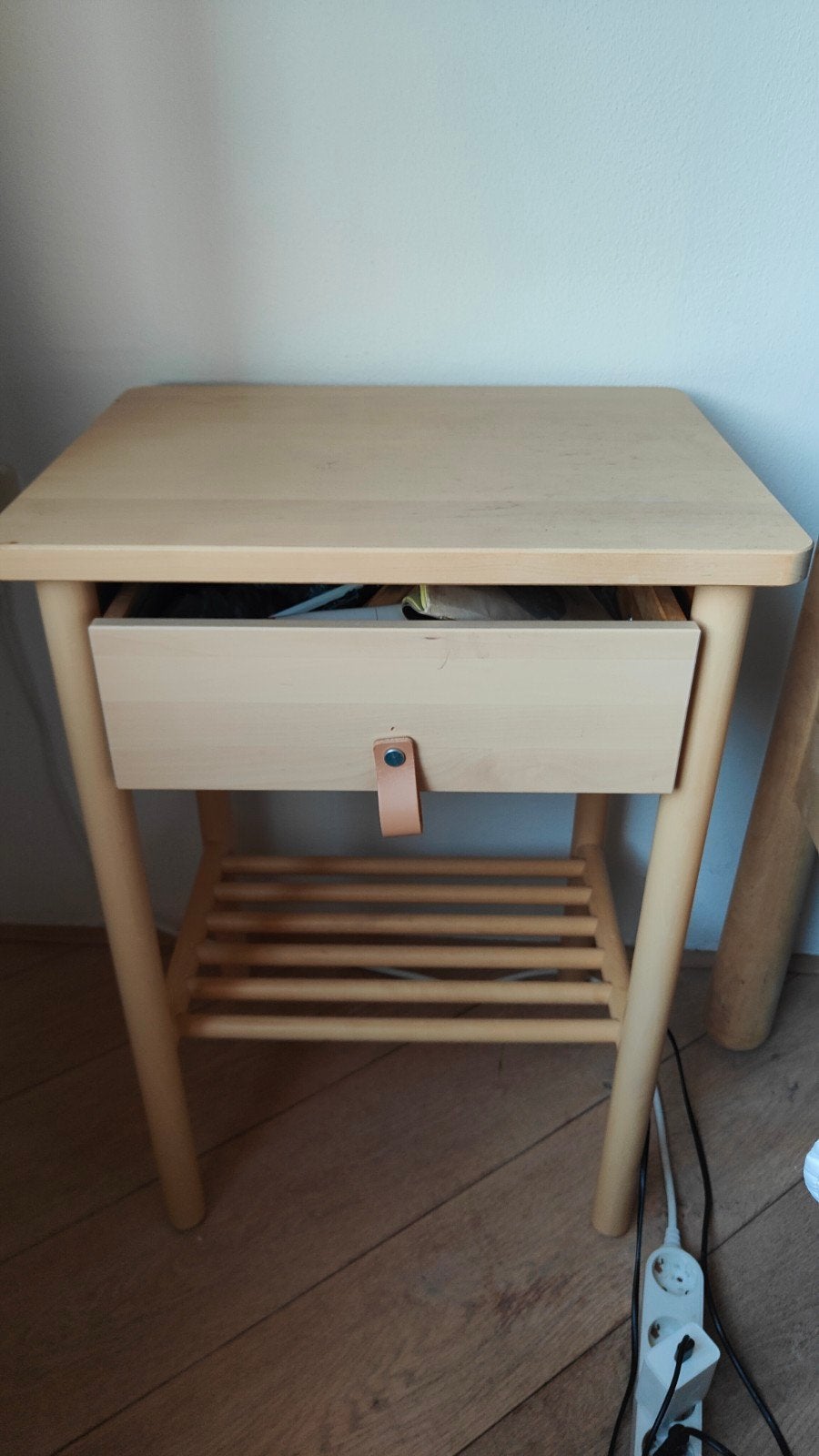 Ikea BJÖRKSNÄS houten nachtkastje met lade en opbergplank, Ophalen, Gebruikt, 55 tot 70 cm, 45 tot 65 cm