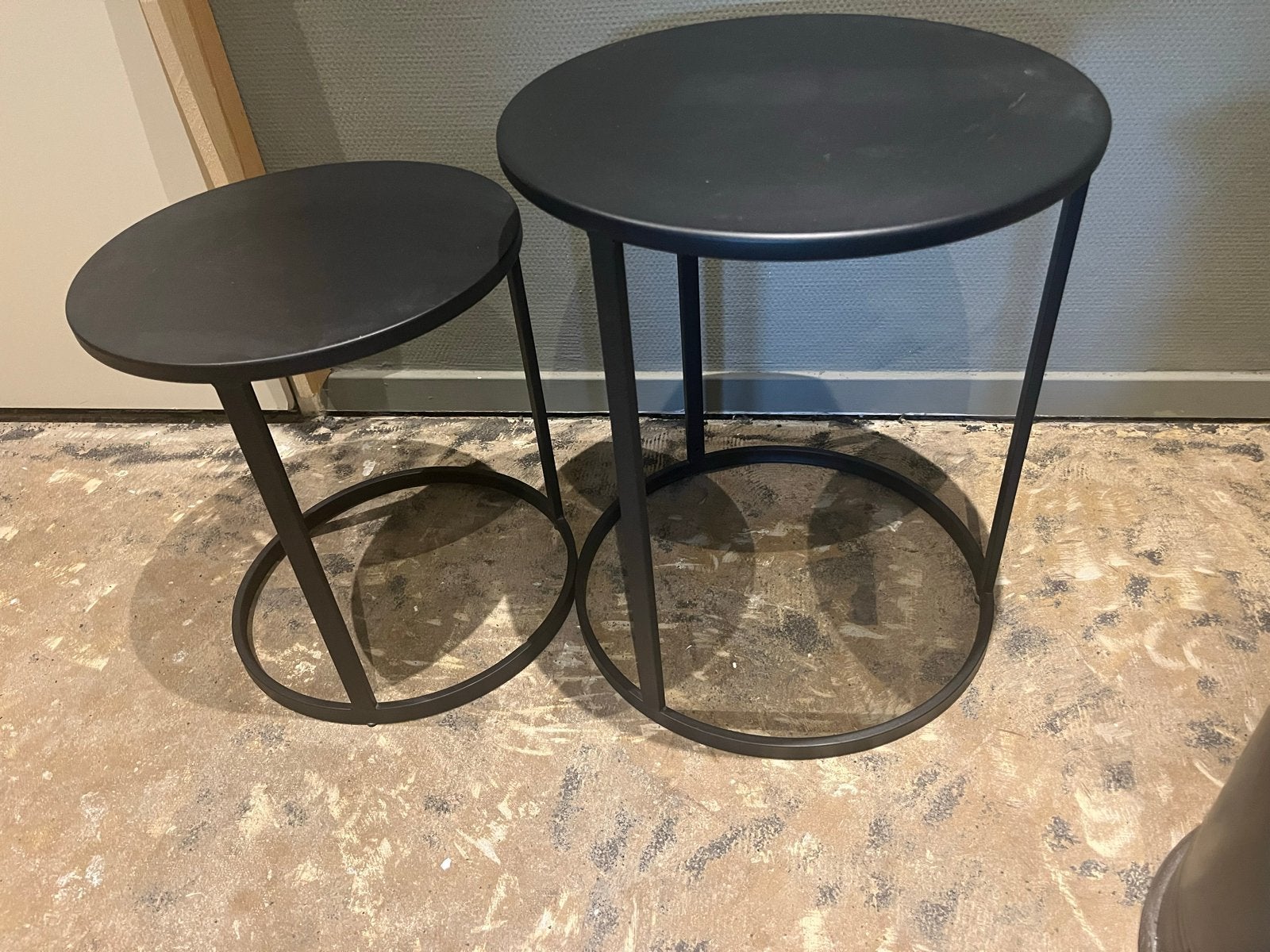 Set van 2 bijzettafeltjes, Minder dan 55 cm, Gebruikt, Metaal of Aluminium, Rond