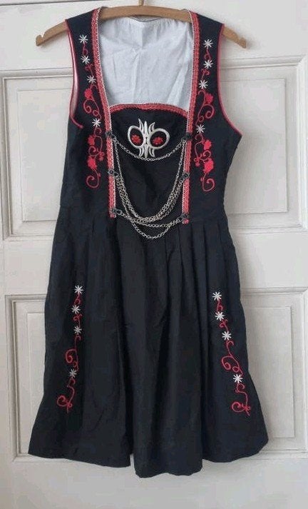 Dirndl zwart / rood ketting  stiksels mt 38 oktoberfeest, Maat 38/40 (M), Ophalen of Verzenden, Kleding, Overige thema's