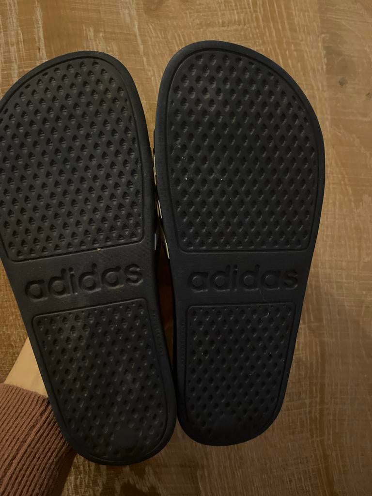 Adidas slippers met witte strepen, Slippers, Blauw, Ophalen of Verzenden, Zo goed als nieuw
