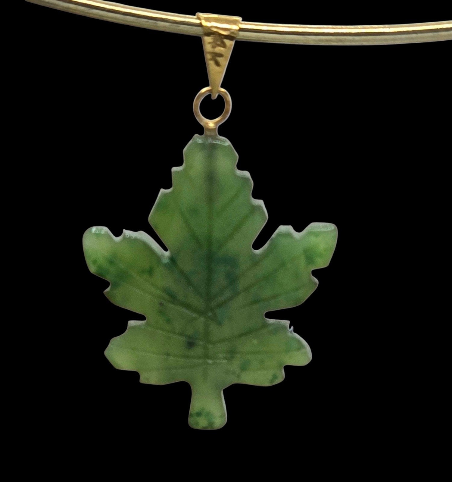 14 k goud & jade canadees esdoorn blad hanger, Sieraden, Tassen en Uiterlijk, Verzenden, Goud, Hanger