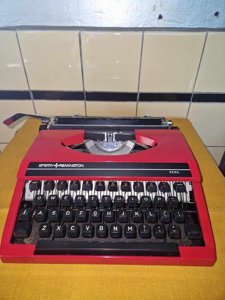 Vintage typmachine rode Sperry Remington zo goed als nieuw., Diversen, Typemachines, Ophalen of Verzenden, Zo goed als nieuw
