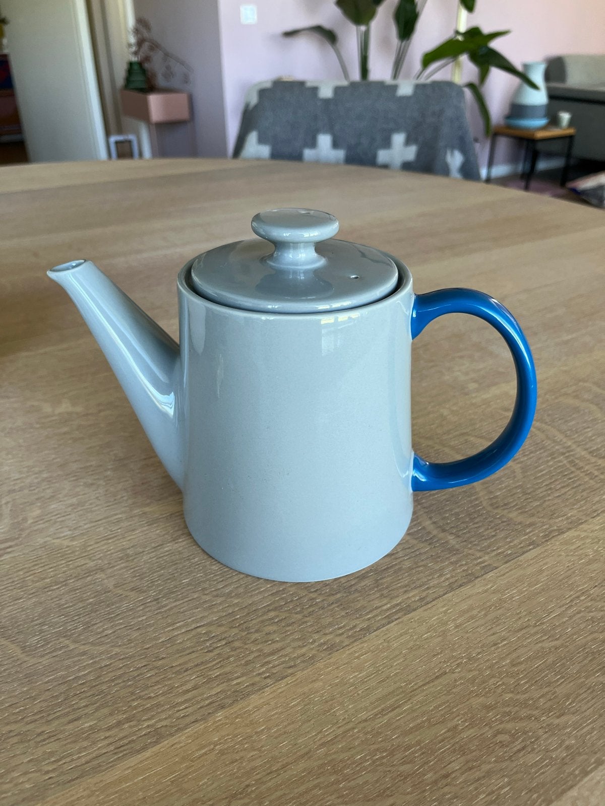 Jansen + co 'my tea pot' theepot - grijs met blauw handvat, Theepot/fluitketel, Ophalen of Verzenden, Zo goed als nieuw, Steen/keramiek