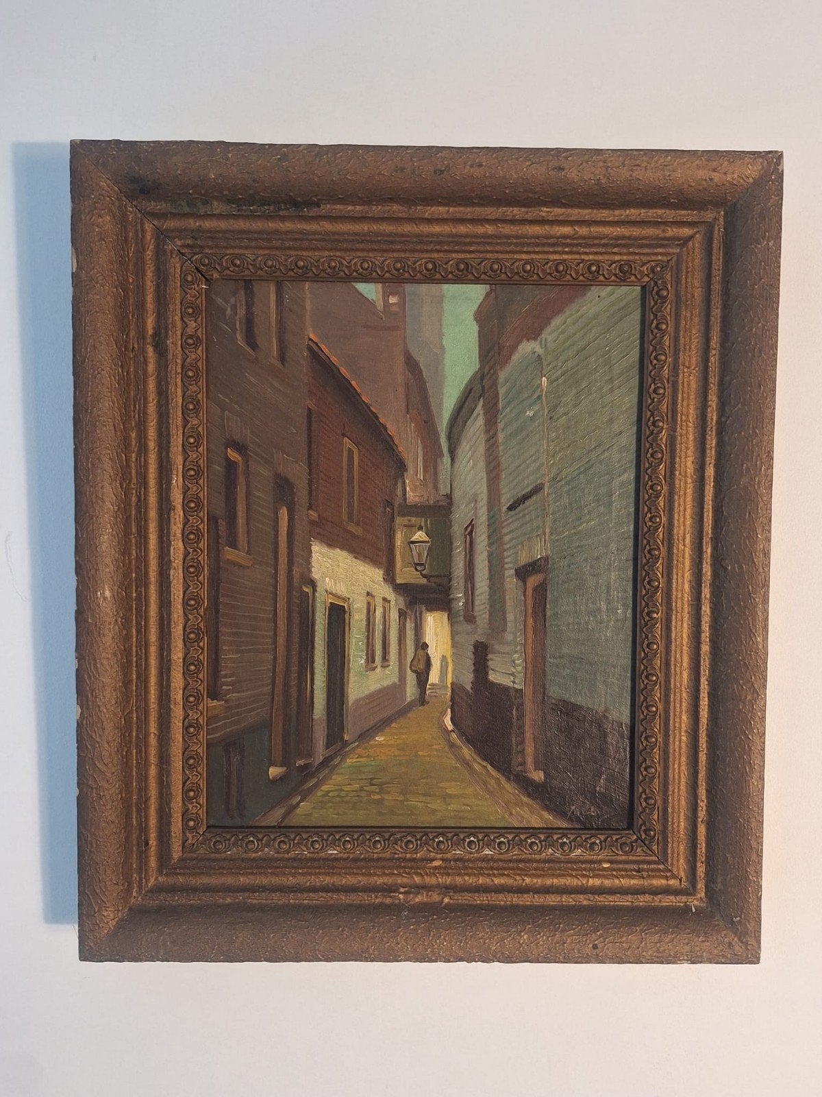Olieverfschilderij van steegje met persoon en lantaarn, Antiek en Kunst, Ophalen of Verzenden