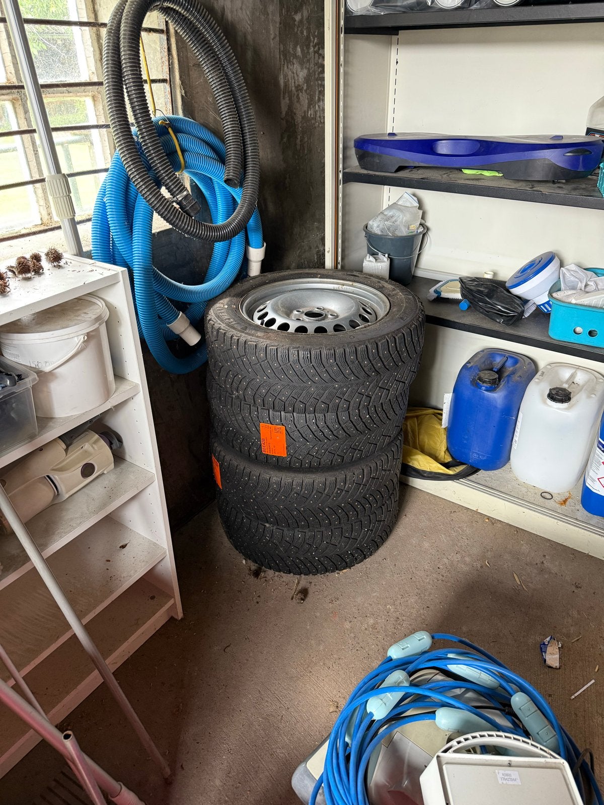 Michelin Winterbanden met Spikes 205/60R16 op Velg, Ophalen of Verzenden, Gebruikt