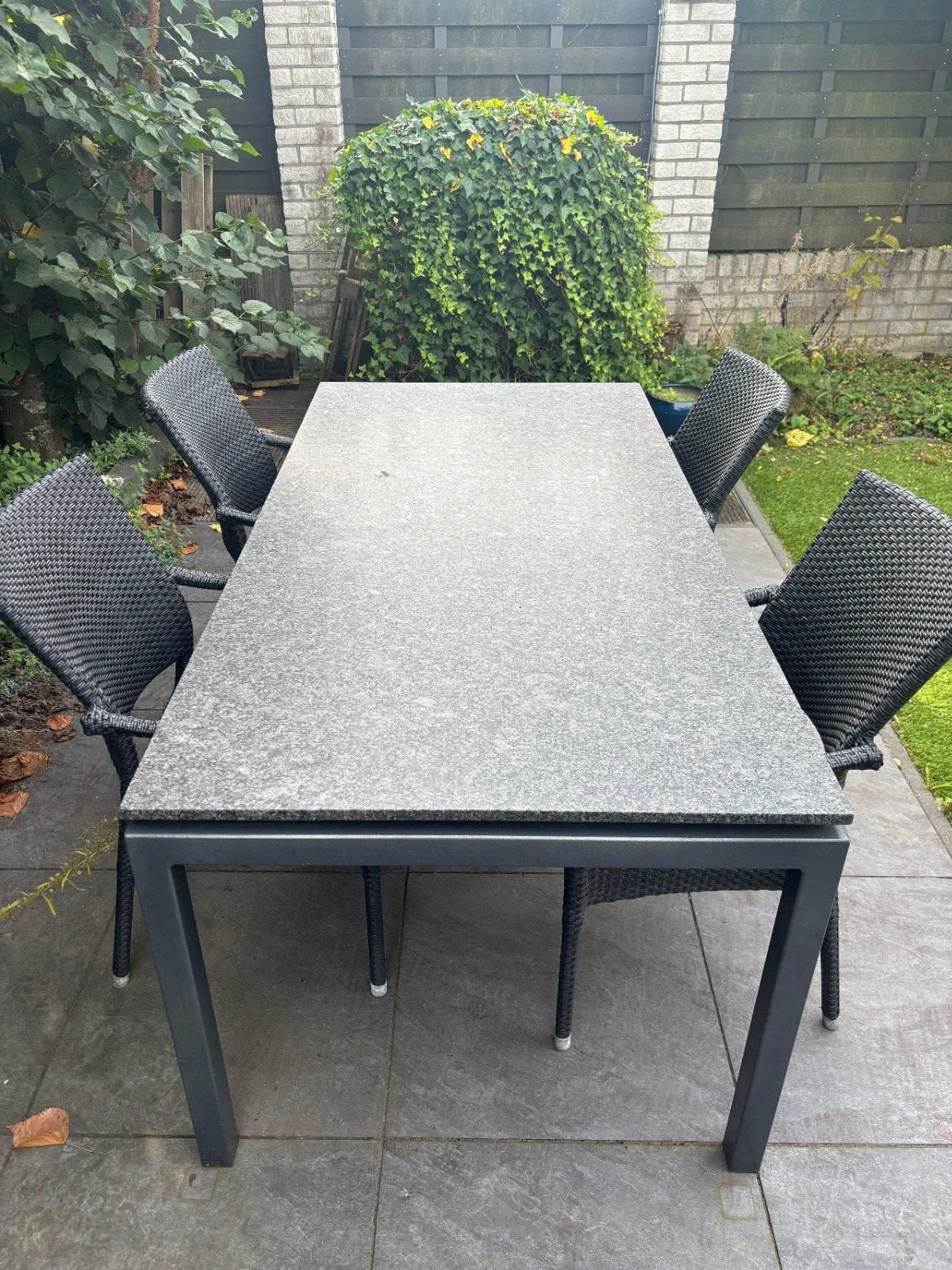 stenen tuintafel met stalen frame, inclusief 4 stoelen