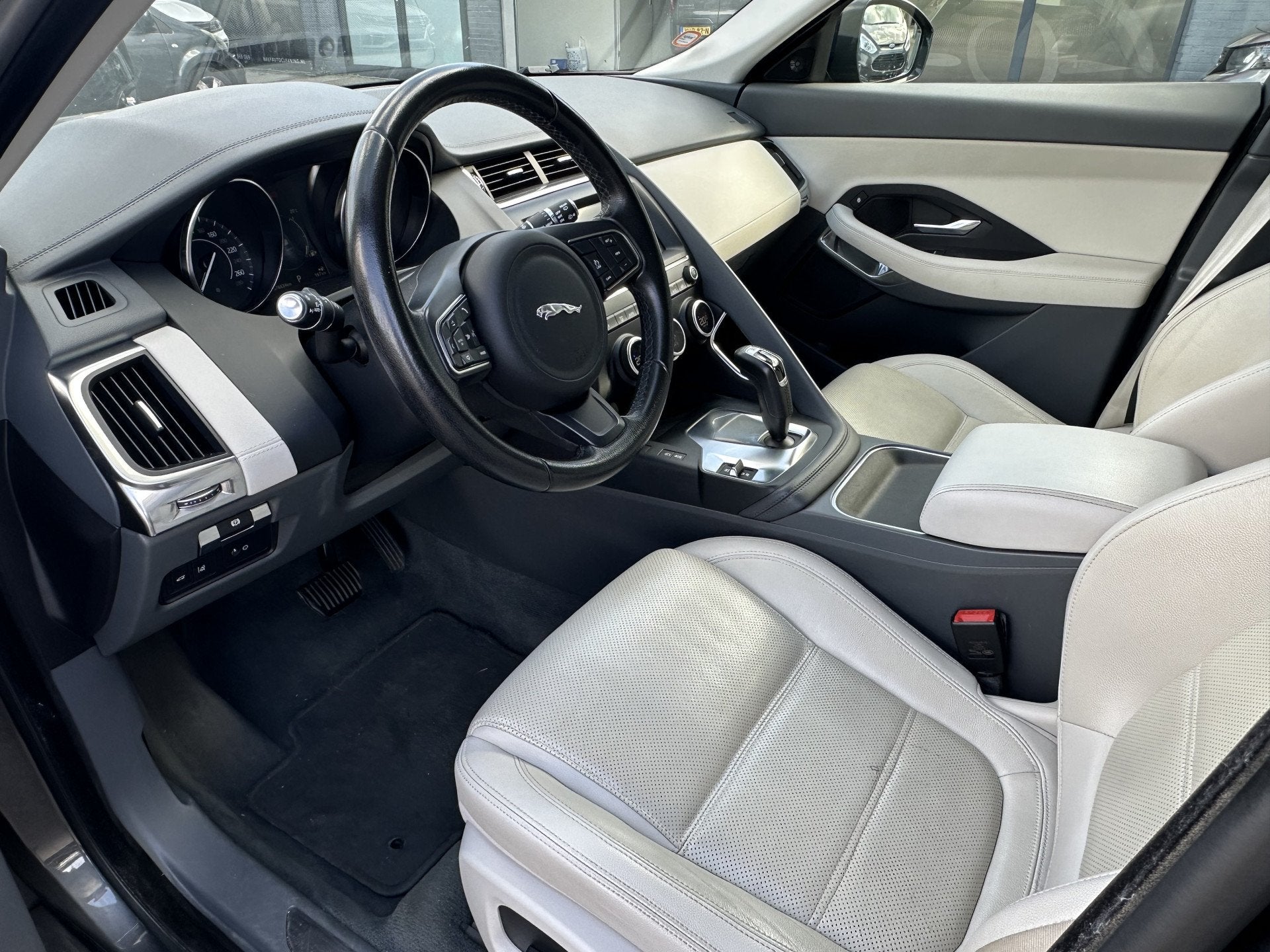 Jaguar E-Pace 2.0 P200 AWD R-Dynamic S CLIMA / CRUISE / PANO, Auto's, Automaat, Gebruikt, 4 cilinders, Leder