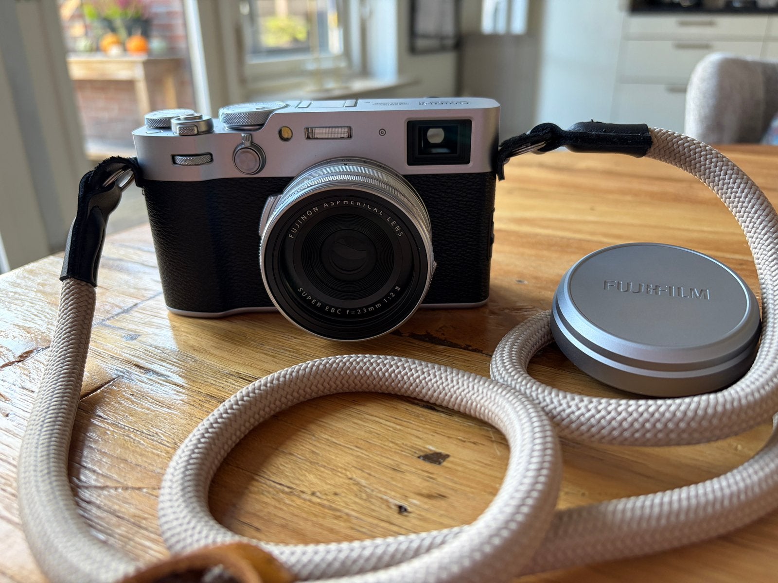 Fuji X100VI Zilver — nieuwstaat — veel accessoires Fujifilm, Ophalen, Zo goed als nieuw, Accu, Fujifilm