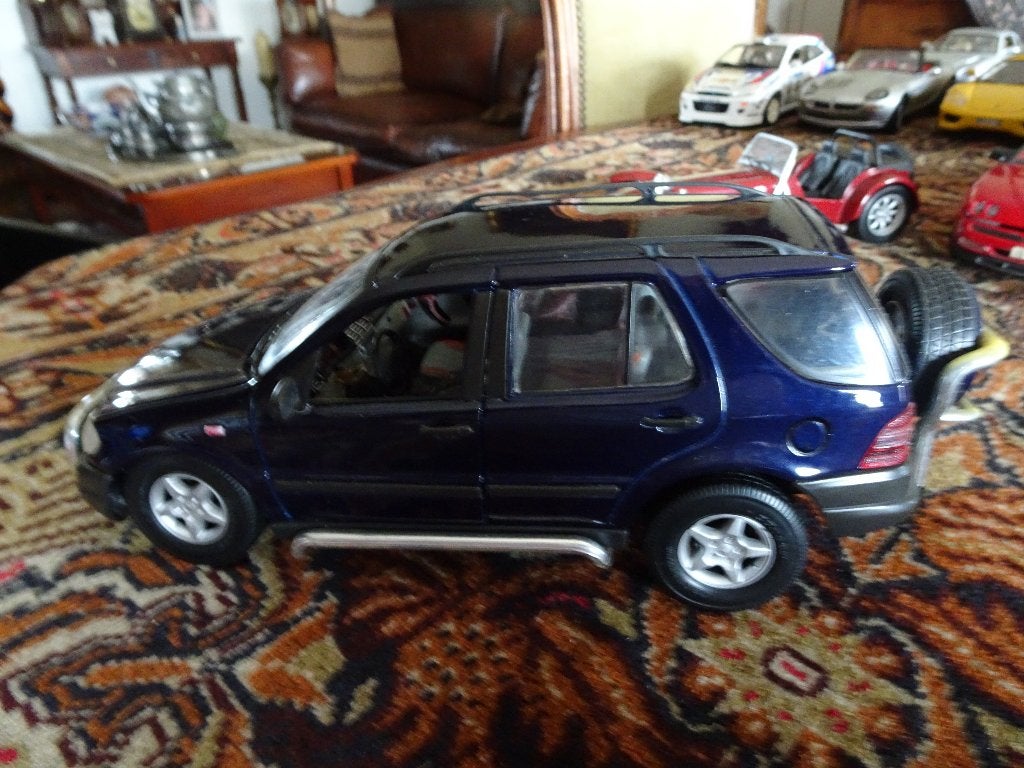MERCEDES BENZ ML 320 MAISTO EVEN LEZEN  1;18, Ophalen of Verzenden, Gebruikt, Auto, Maisto