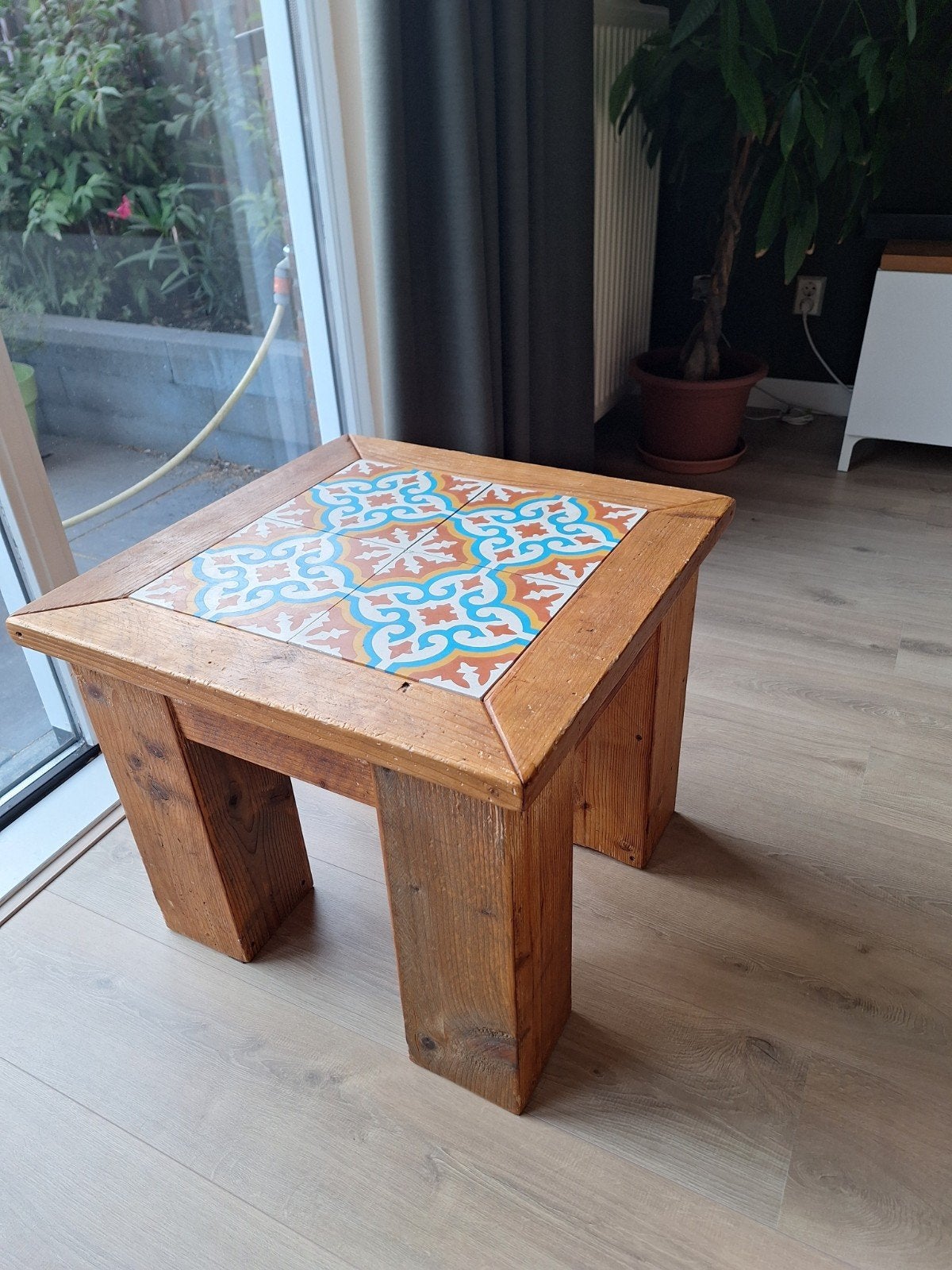 Bijzettafel met Portugese tegels, Huis en Inrichting, Tafels | Bijzettafels, Gebruikt, Vierkant, 55 tot 75 cm, Hout