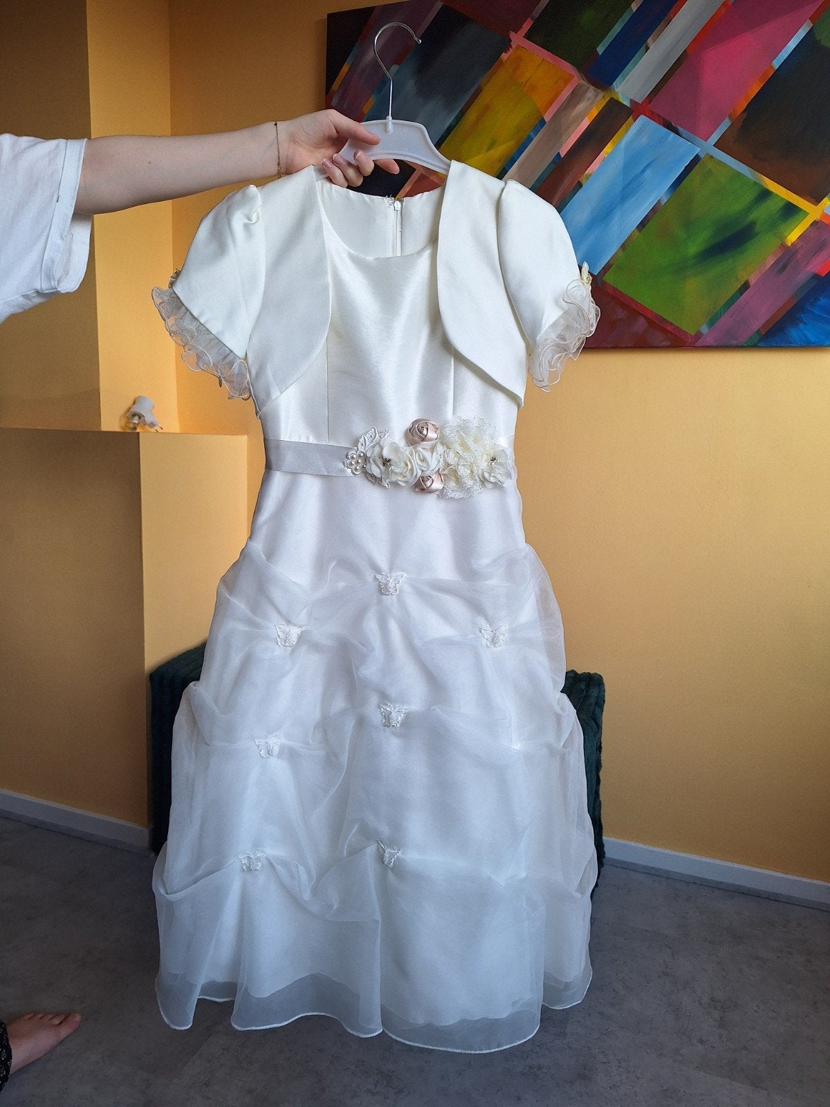 Witte bruidsmeisjesjurk met bolero en bloemendetail, Kleding | Dames, Trouwkleding en Trouwaccessoires, Ophalen of Verzenden, Zo goed als nieuw