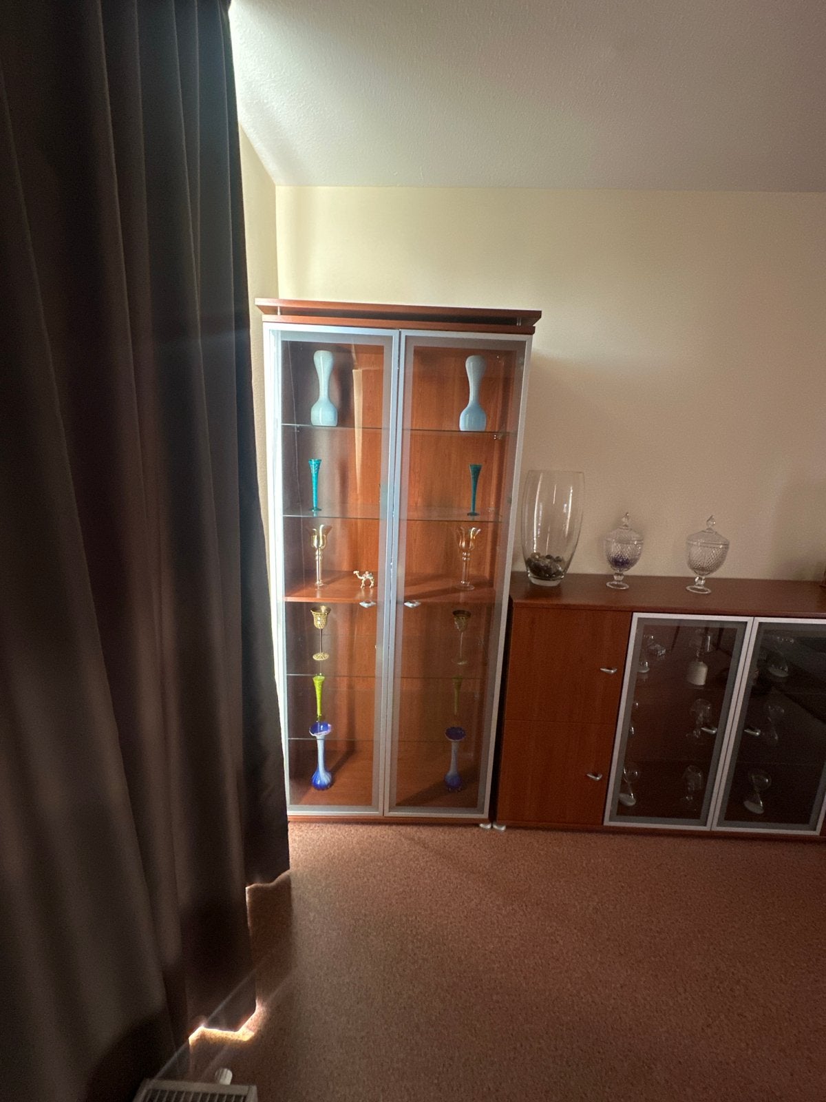 Glazen vitrinekast met houten accenten, Ophalen, Gebruikt, 50 tot 100 cm, Glas