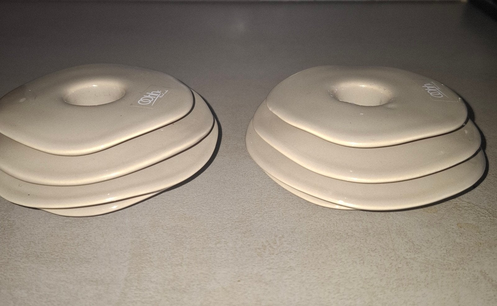 2 glanzende zandkleurige kandelaars Lily Lysestage, Ophalen of Verzenden, Zo goed als nieuw, Overige merken, Beige