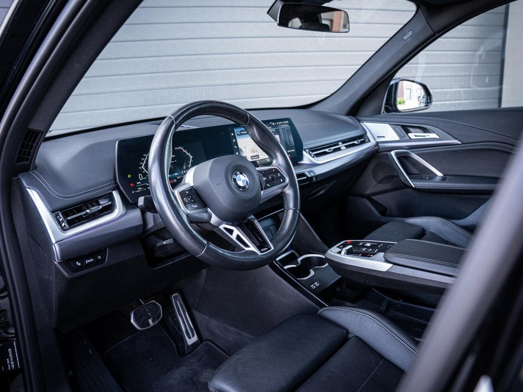 BMW X1 sDrive18i LCI M-Sport l Panorama l H&K l Memory l Tre, Auto's, BMW, 136 pk, Gebruikt, Zwart, Bedrijf