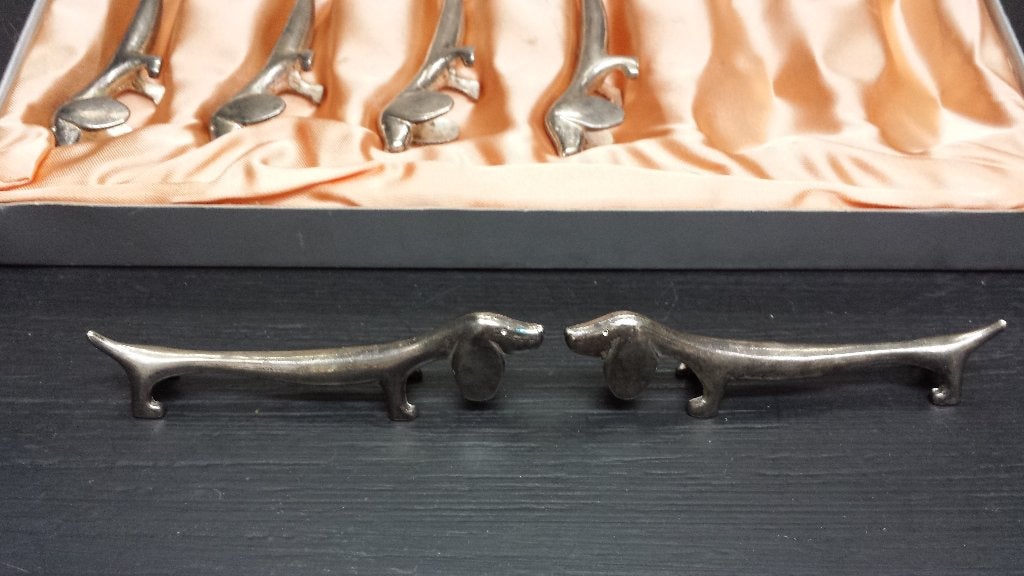 Vintage Set MESSENLEGGERS <> 6 TECKELS als Bestekhouders 9x2, Ophalen of Verzenden, Huis en Inrichting