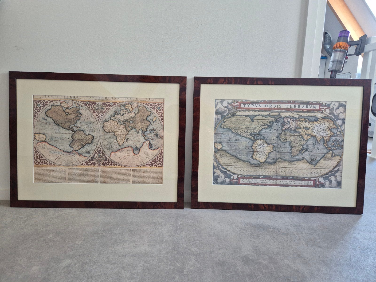 Set van 2 Wereldkaart Schilderijen in Mahoniehouten Lijst, Antiek en Kunst, Kunst | Schilderijen | Klassiek, Ophalen of Verzenden