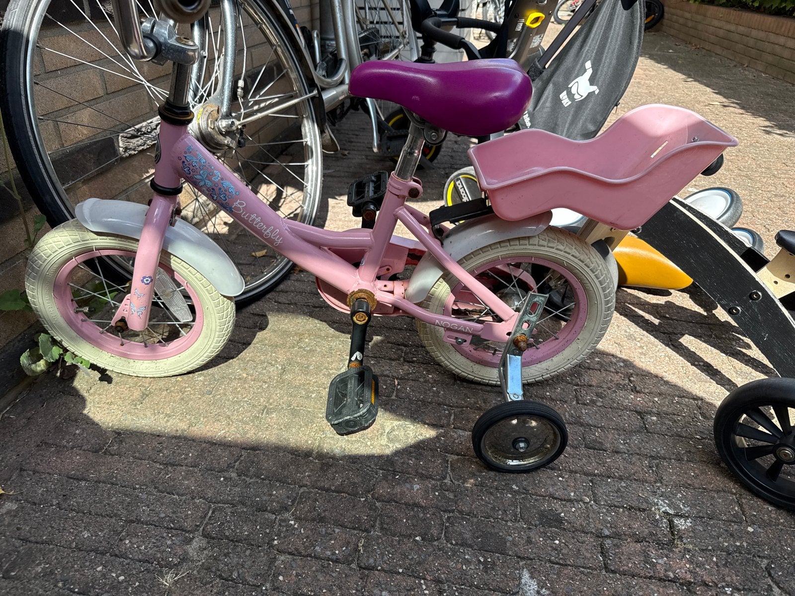 Kinderfiets 14 inch roze met zijwieltjes en poppenzitje, Ophalen of Verzenden, Gebruikt, Minder dan 16 inch, Zijwieltjes