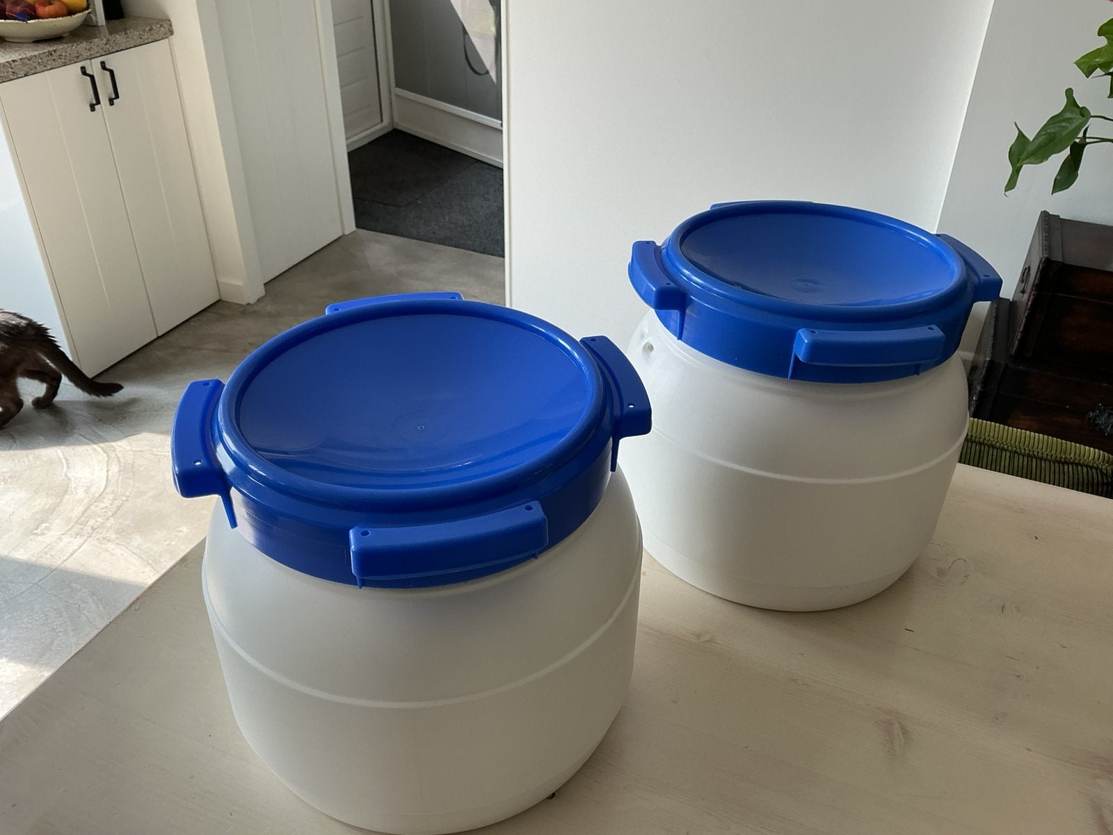 Waterkluis, kanotonnetje, voerton., Huis en Inrichting, Emmers, Ophalen, Zo goed als nieuw, Kunststof