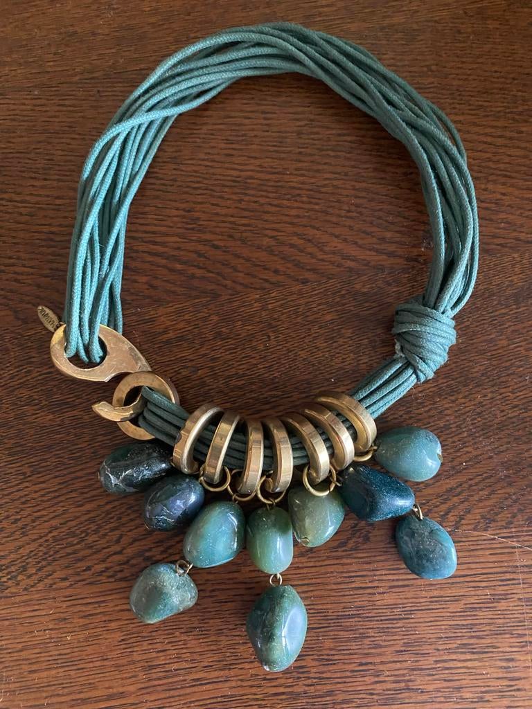 Uniek Manouk collier met groene stenen en gouden accenten, Ophalen of Verzenden, Zo goed als nieuw, Steen of Mineraal, Met edelsteen
