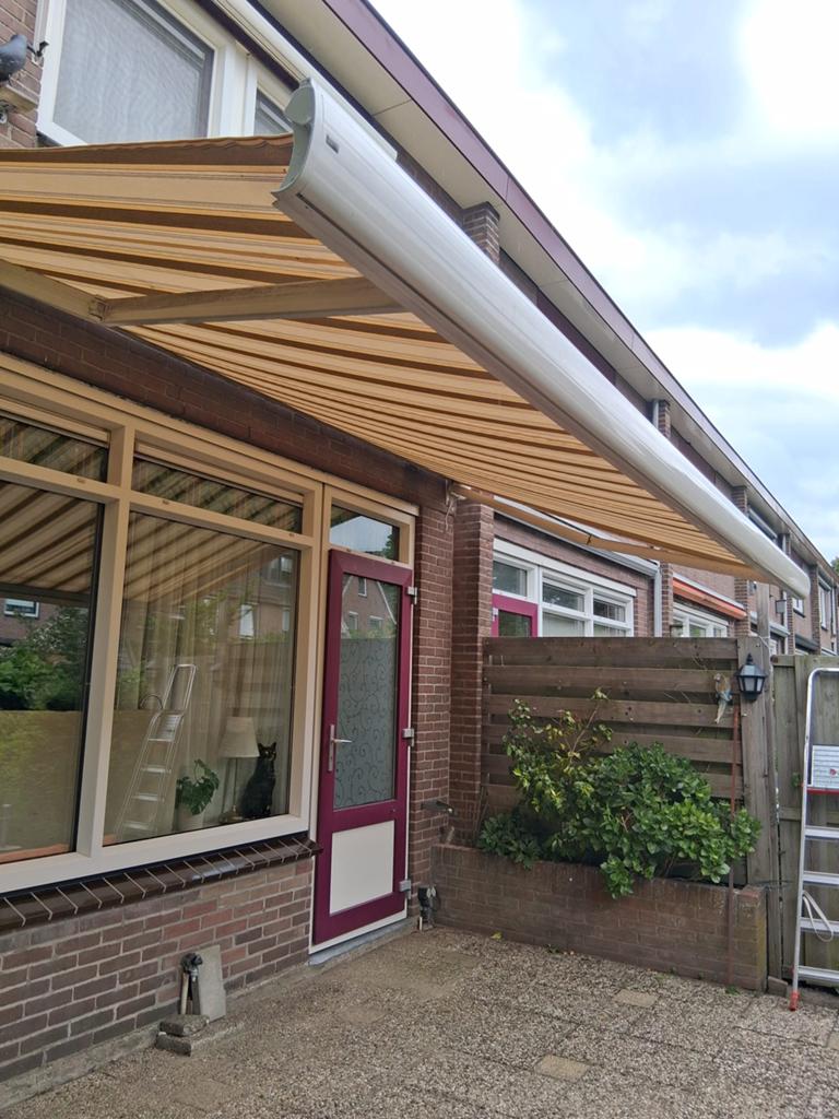 Zonnescherm electrisch, Ophalen, Gebruikt, 250 cm tot 450 cm, Knikarmscherm
