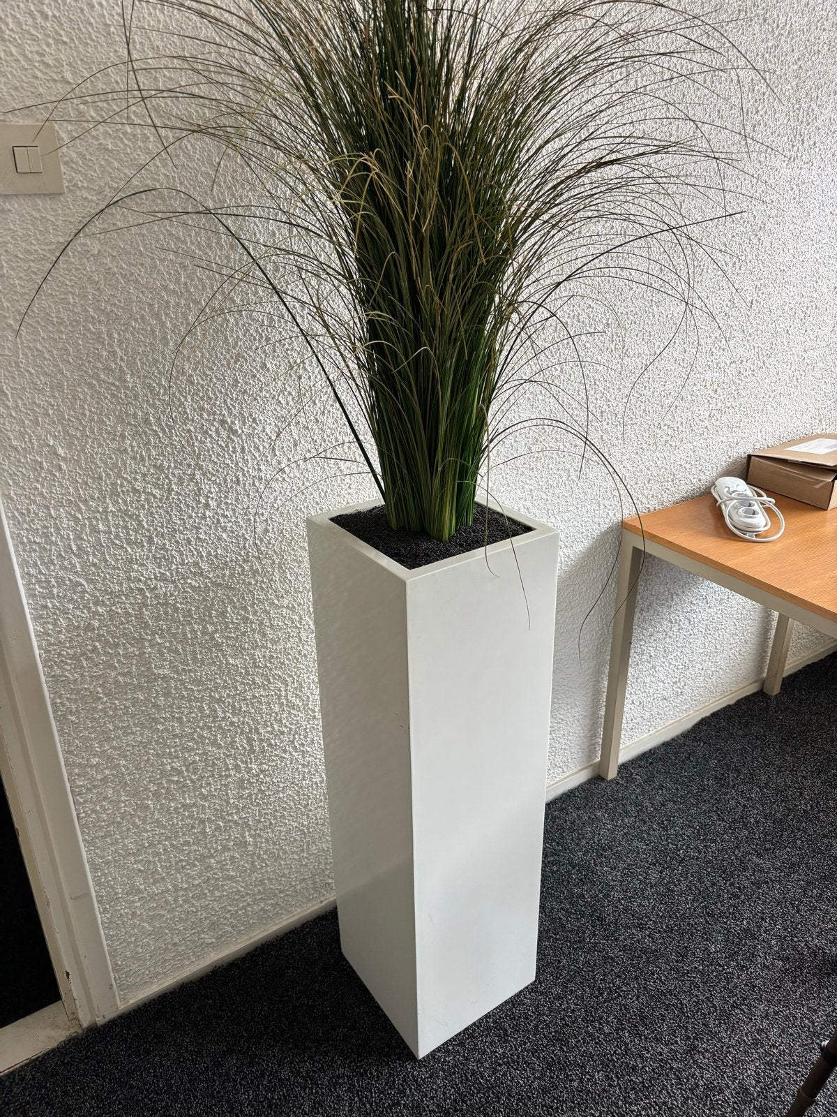 Twee nette plantenbakken met gedroogd gras, ca. 100cm hoog, Kunststof, Gebruikt, Minder dan 60 cm, Vierkant