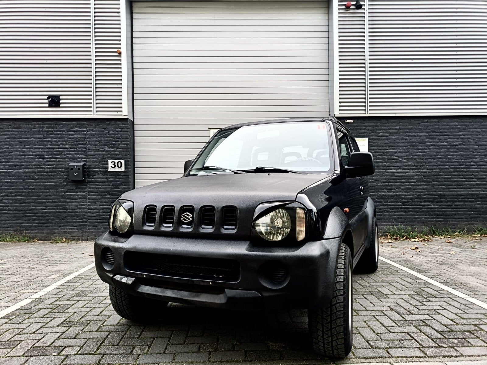 Suzuki Jimny 1.3 JX 4WD 2000 Zwart – Woon-werkverkeer (Geen, Auto's, 40 €/maand, 4 cilinders, 4 stoelen, Zwart