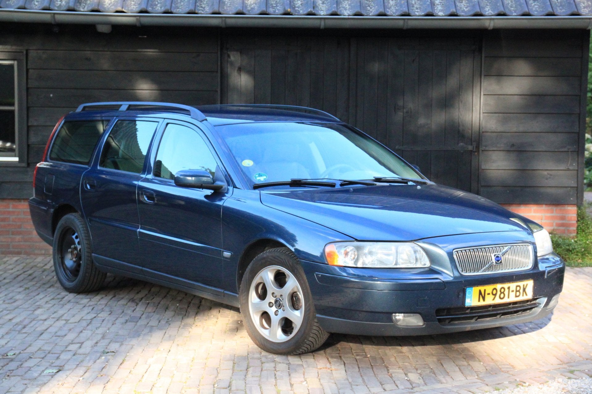 Volvo V70 2.5 T Automaat Momentum Parkeersensor/Stoelverwarm, 1532 kg, Blauw, Leder en Stof, 2521 cc