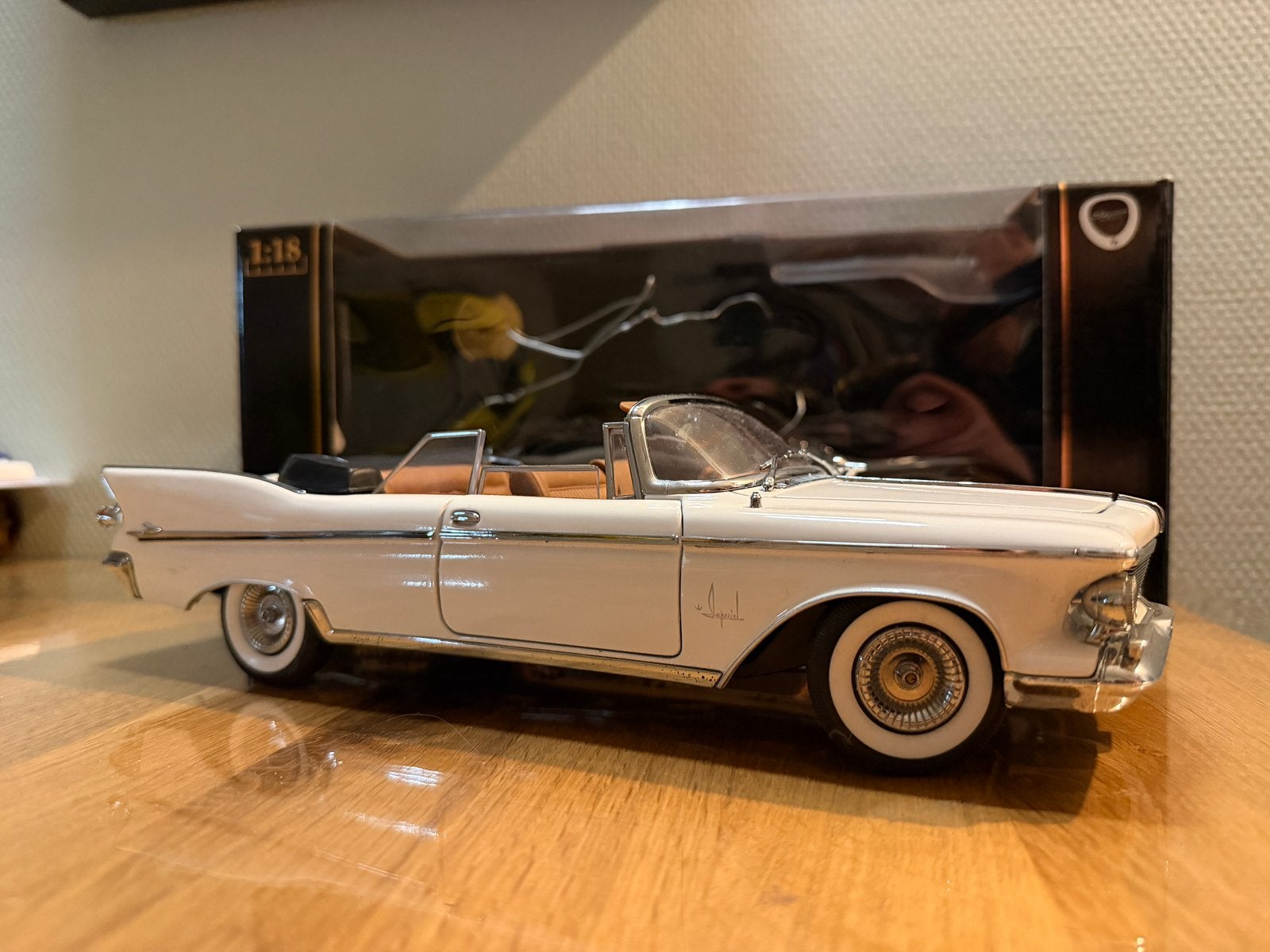 1:18 Road Signature | 1961 Chrysler Imperial Crown, Hobby en Vrije tijd, Modelauto's | 1:18, Ophalen of Verzenden, Zo goed als nieuw
