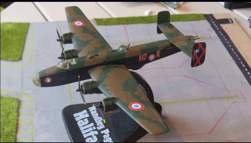 Handley Page Halifax, Schaal 1:144 - vliegtuig model, Overige merken, 1:72 tot 1:144, Ophalen of Verzenden, Zo goed als nieuw