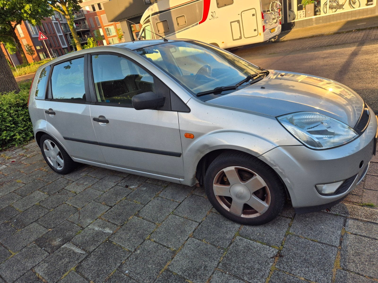 Loop of sloop: Ford Fiësta 1.4 16V 5DR 2002 Grijs, Ophalen