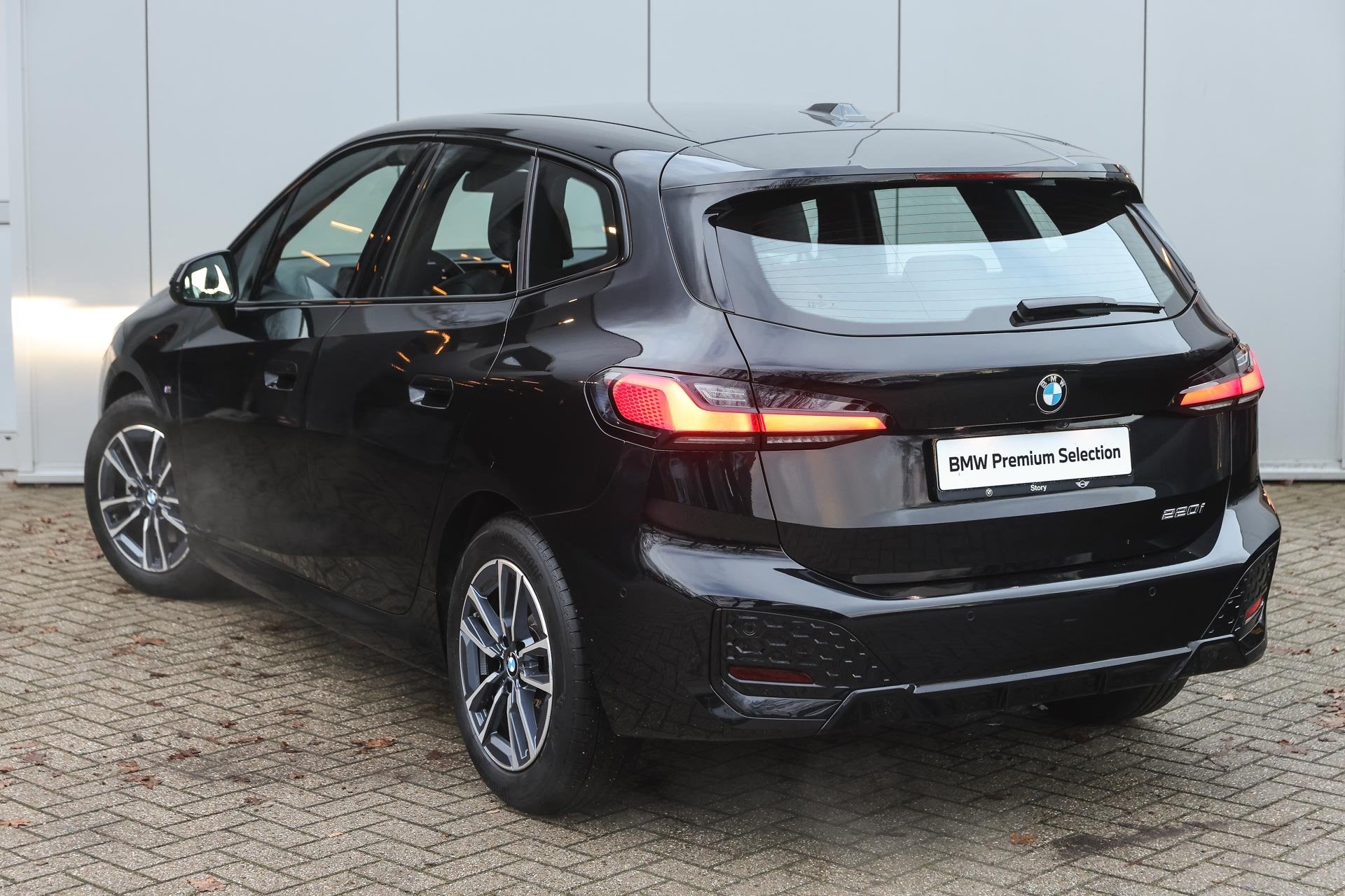 BMW 2 Serie Active Tourer 220i M Sport Automaat / Achteruitr, Auto's, Gebruikt, 156 pk, Zwart, Origineel Nederlands