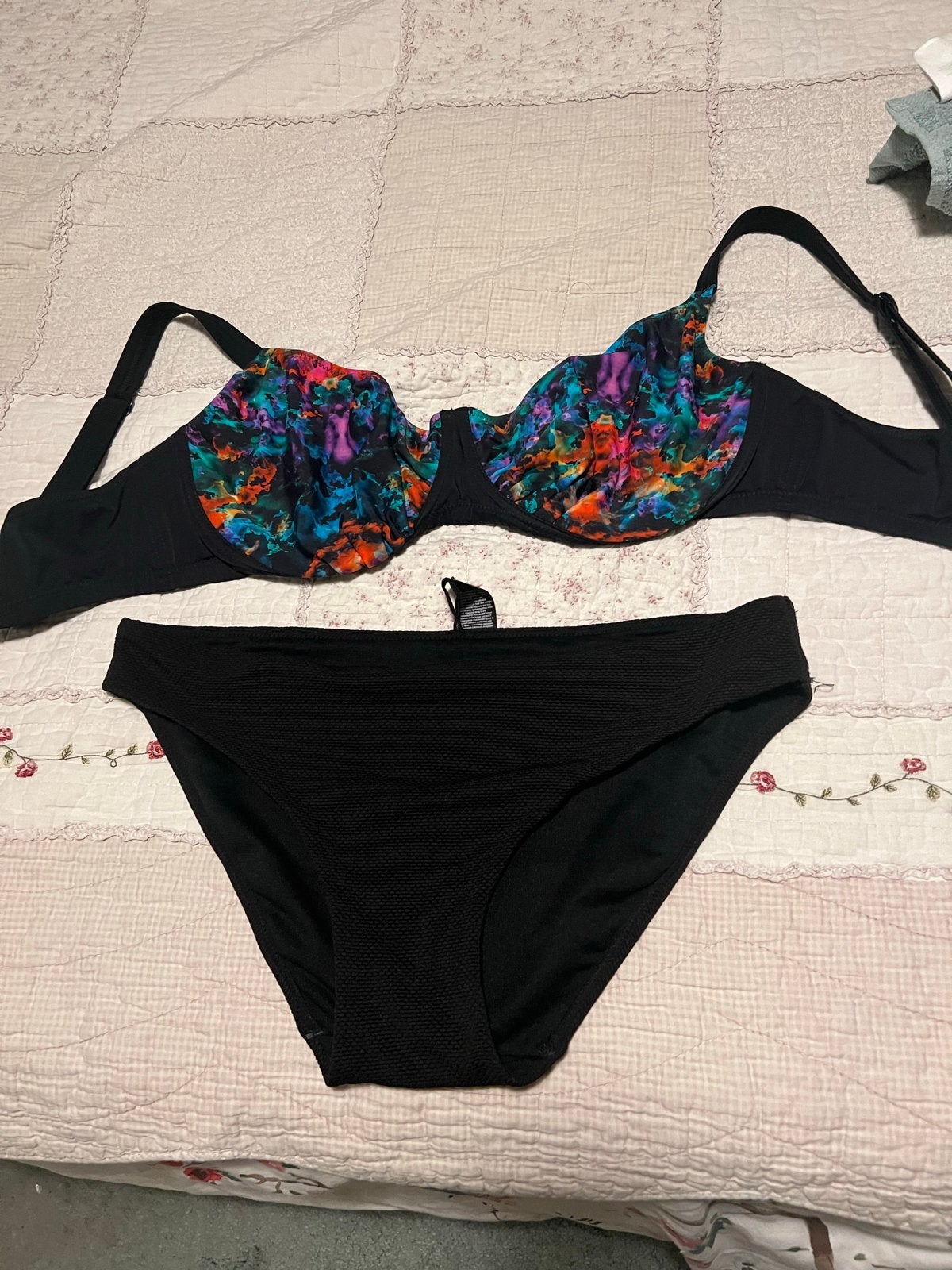 Mooie bikini met kleurrijke top en zwarte slip, Ophalen, Gedragen, Meerkleurig, Bikini