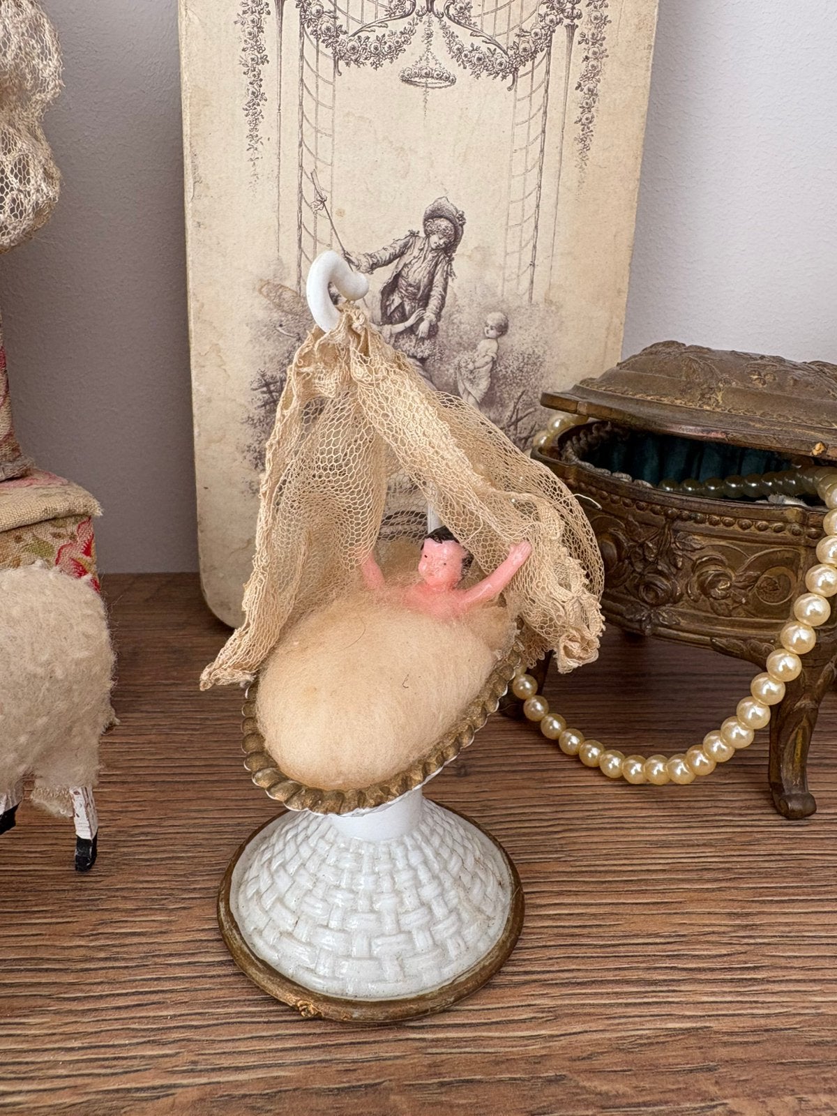 Antieke poppenhuis wiegje met baby, Ophalen of Verzenden
